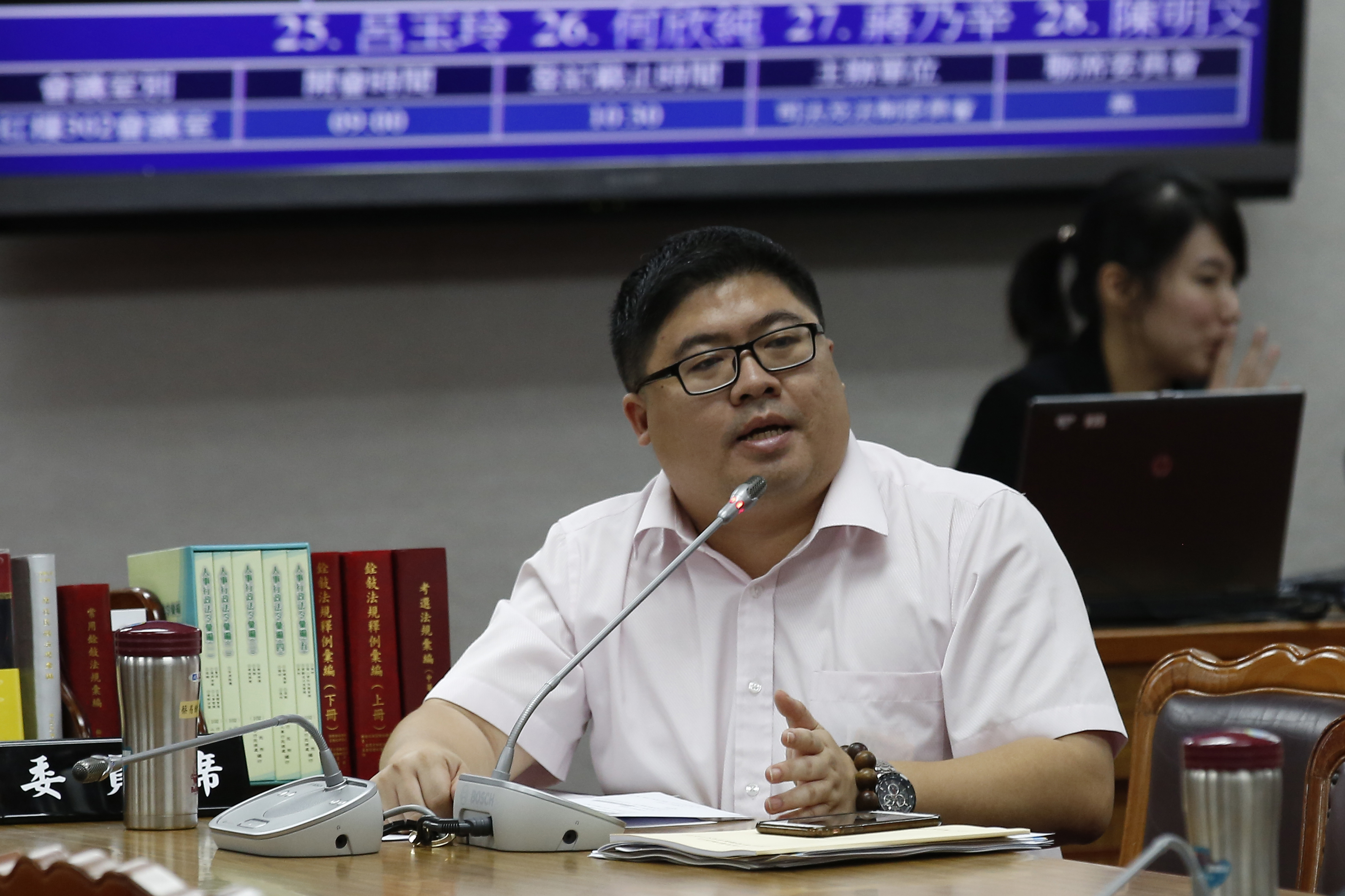 民進黨司法委員會立委蔡易餘認為目前我國法律仍有死刑，依法該執行就要執行。