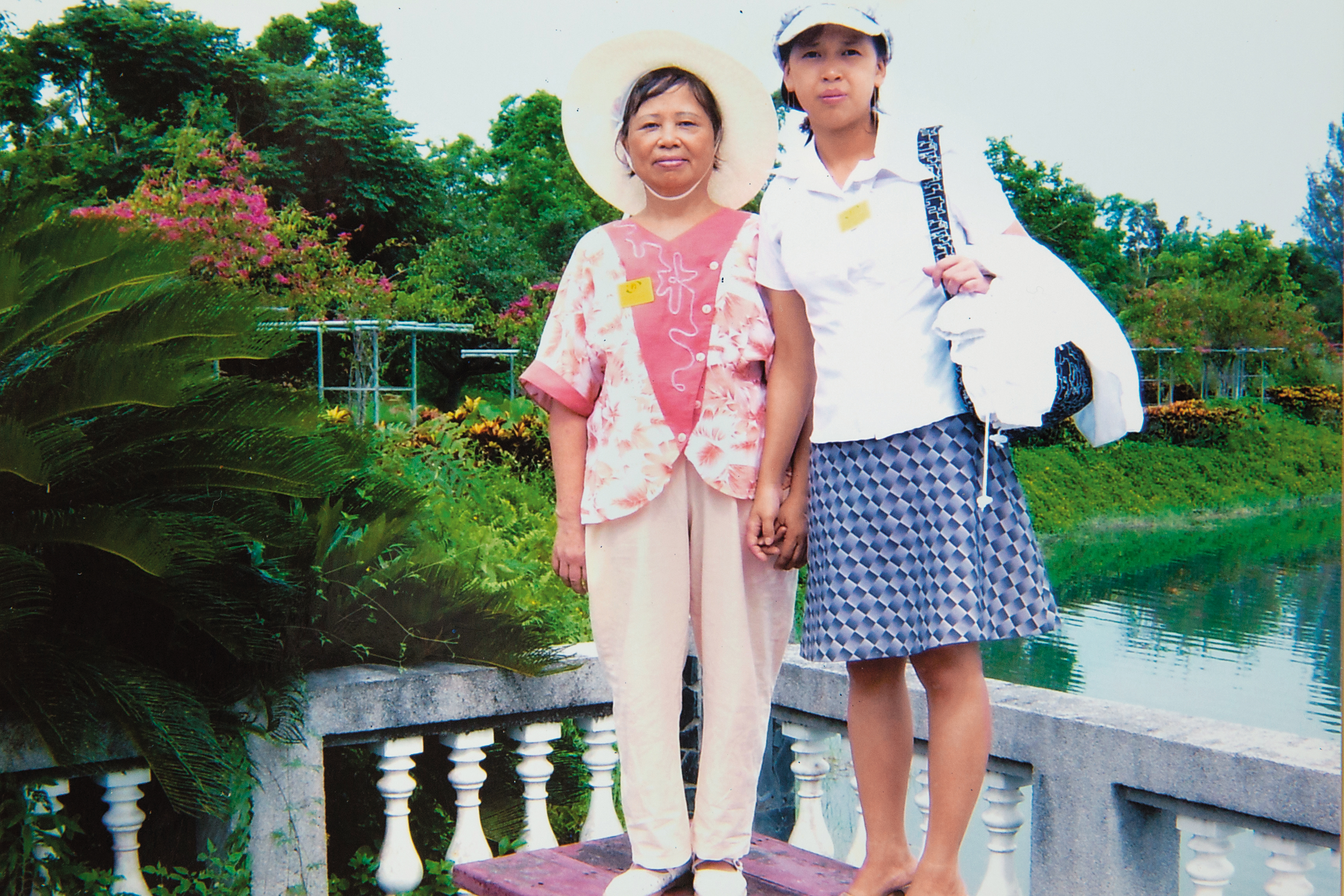 莫愛芳(右)與婆婆(左)合影。(莫愛芳提供)