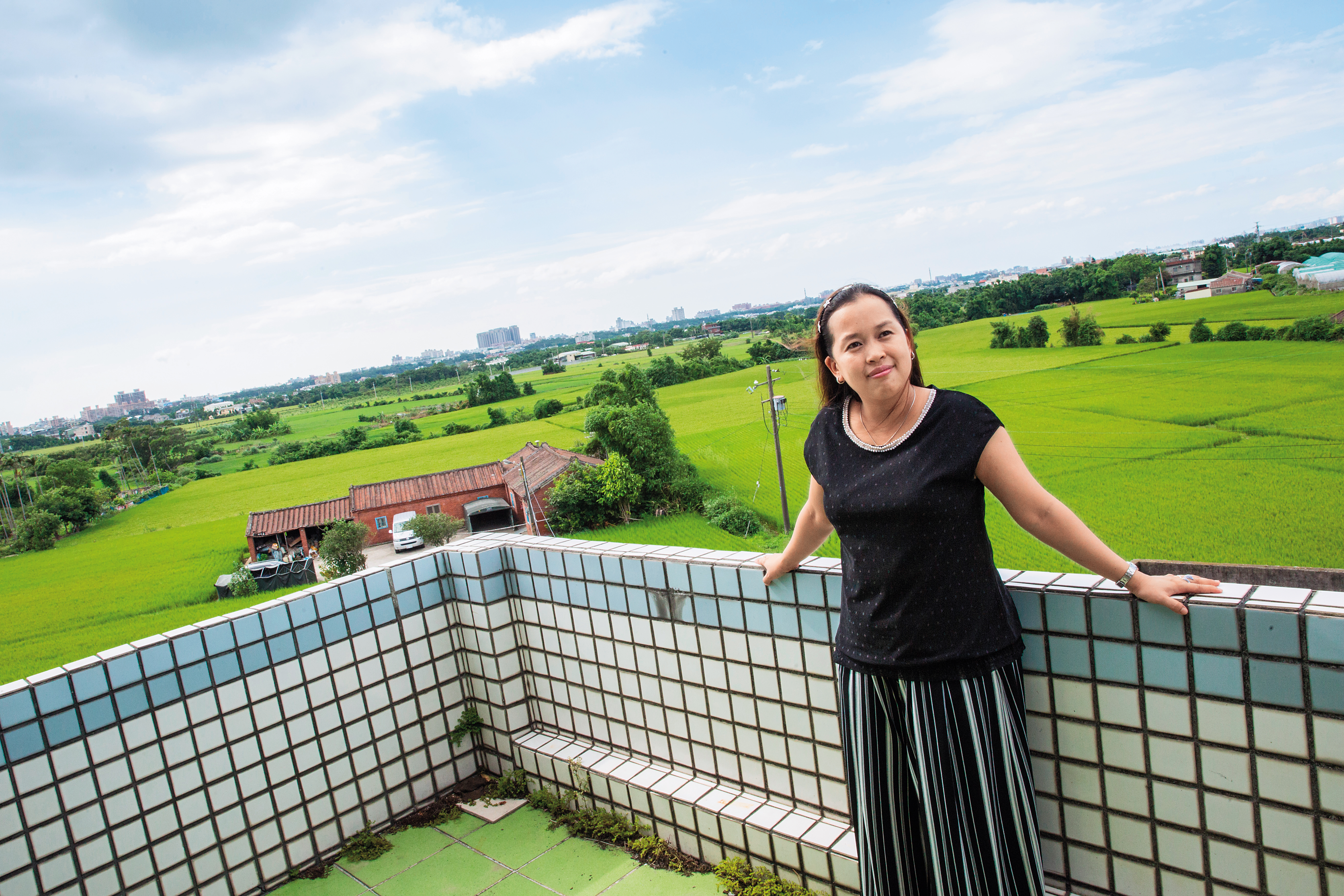 剛結婚時遭婆家當傭人使喚且毫無自由，莫愛芳幾次想從這個陽台往下跳。而今心情已完全不同。