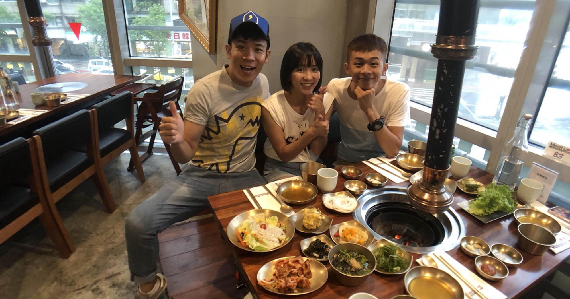 香蕉哥哥(左起)與草莓姐姐幫吳政迪慶祝入圍金鐘。(經紀人提供)