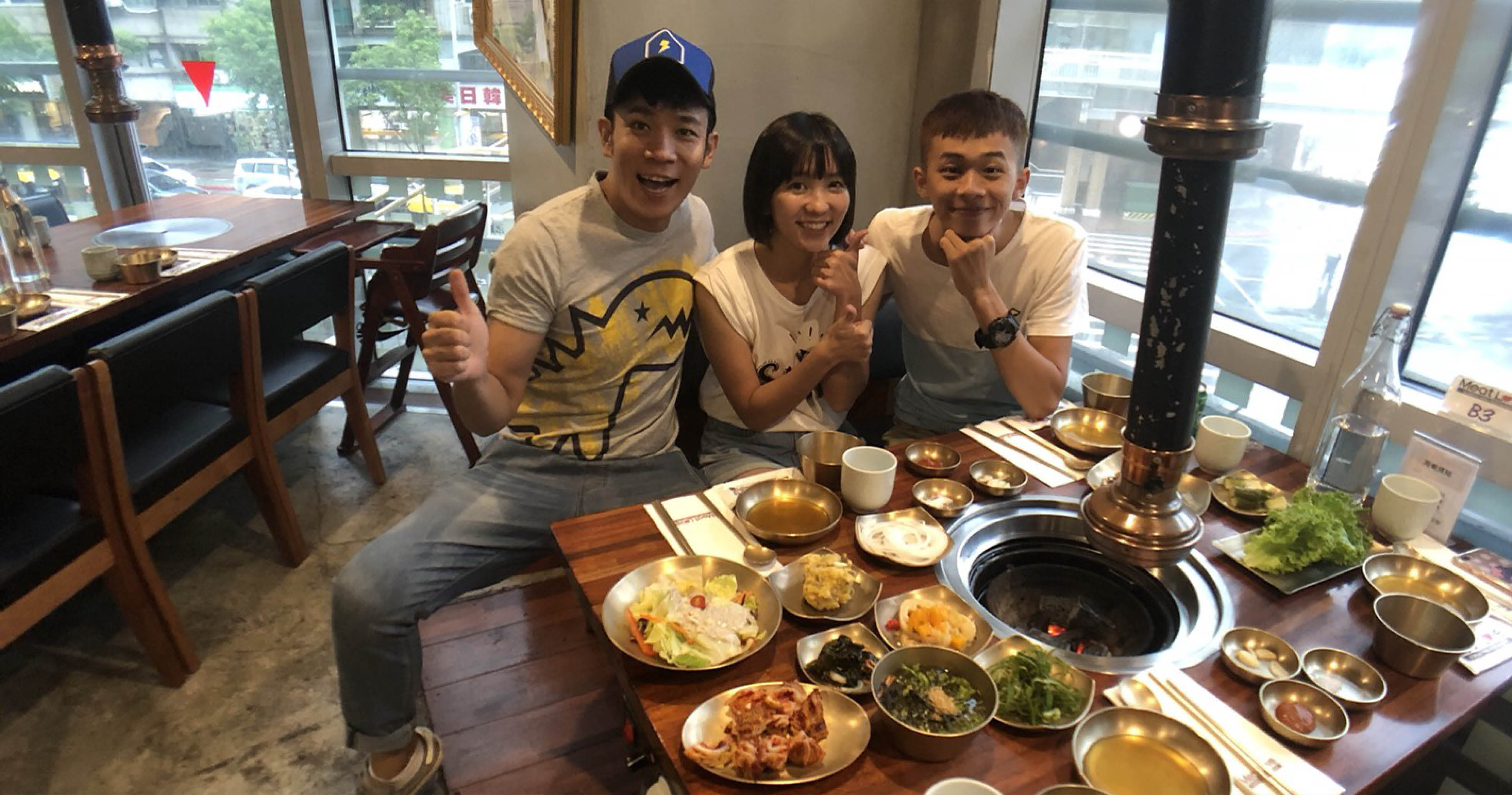 香蕉哥哥（左起）與草莓姐姐幫吳政迪慶祝入圍金鐘。（經紀人提供）