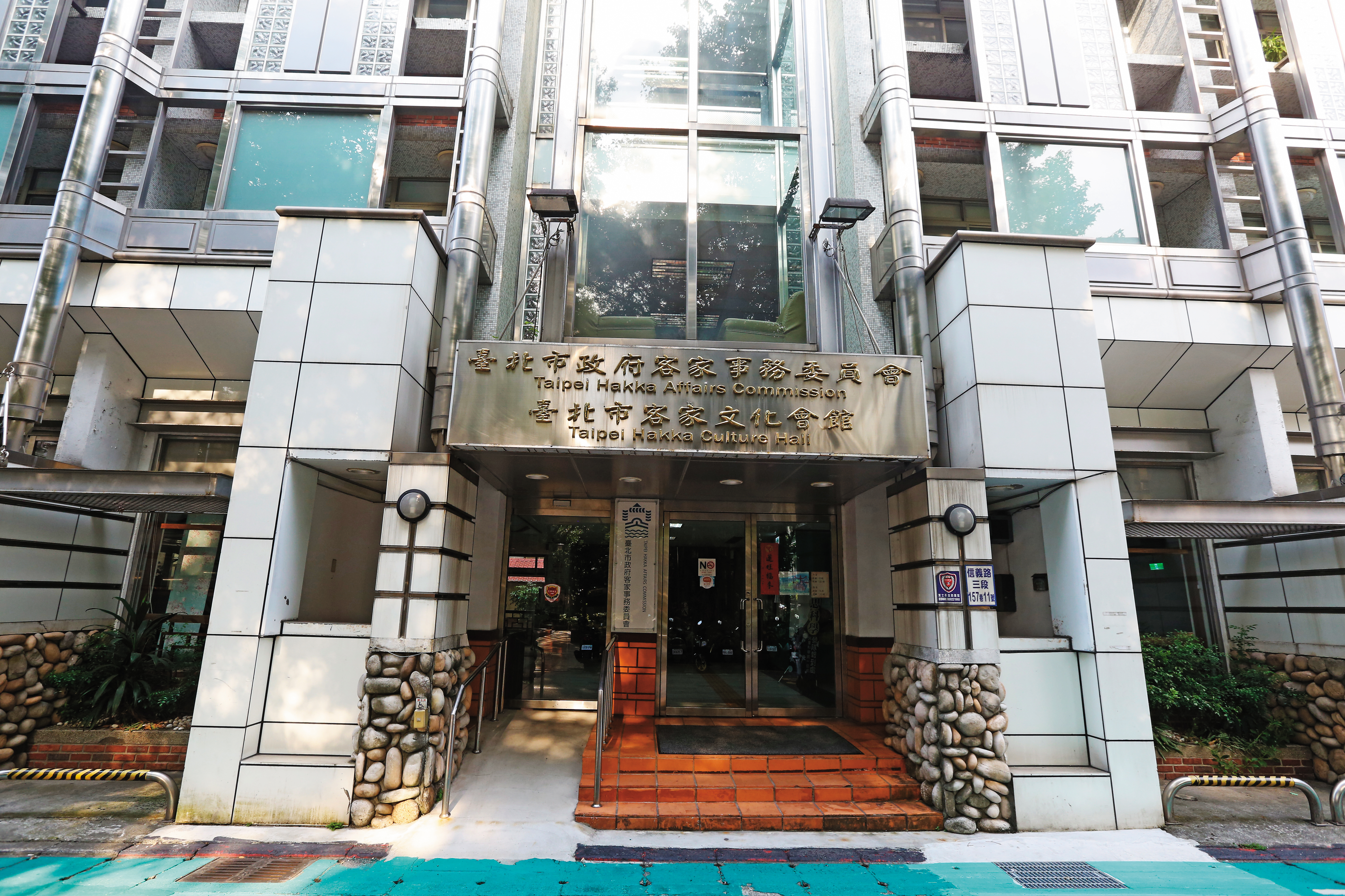 台北市客委會遭控為客家大老沈鳳雲的親戚強力護航，嚴重破壞柯市府的形象。