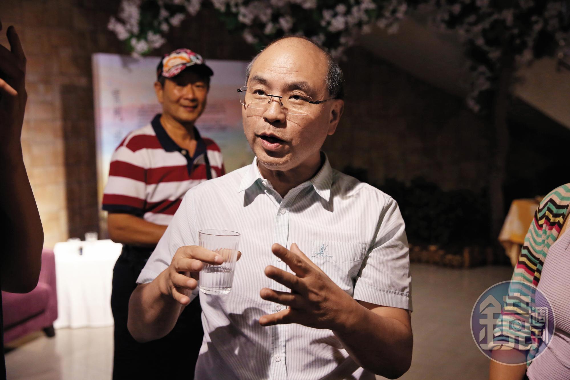 台北市客委會主委曾年有，遭控訴為了巴結客家大老沈鳳雲的親戚而舉辦假遴選。