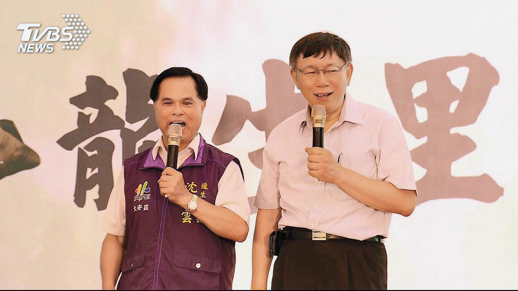沈鳳雲(左)是國民黨里長,今年卻公開為柯文哲(右)拉票。(翻攝TVBS)