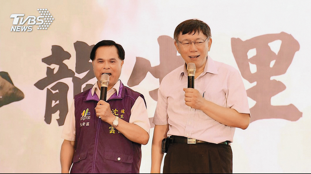 沈鳳雲（左）是國民黨里長，今年卻公開為柯文哲（右）拉票。（翻攝TVBS）