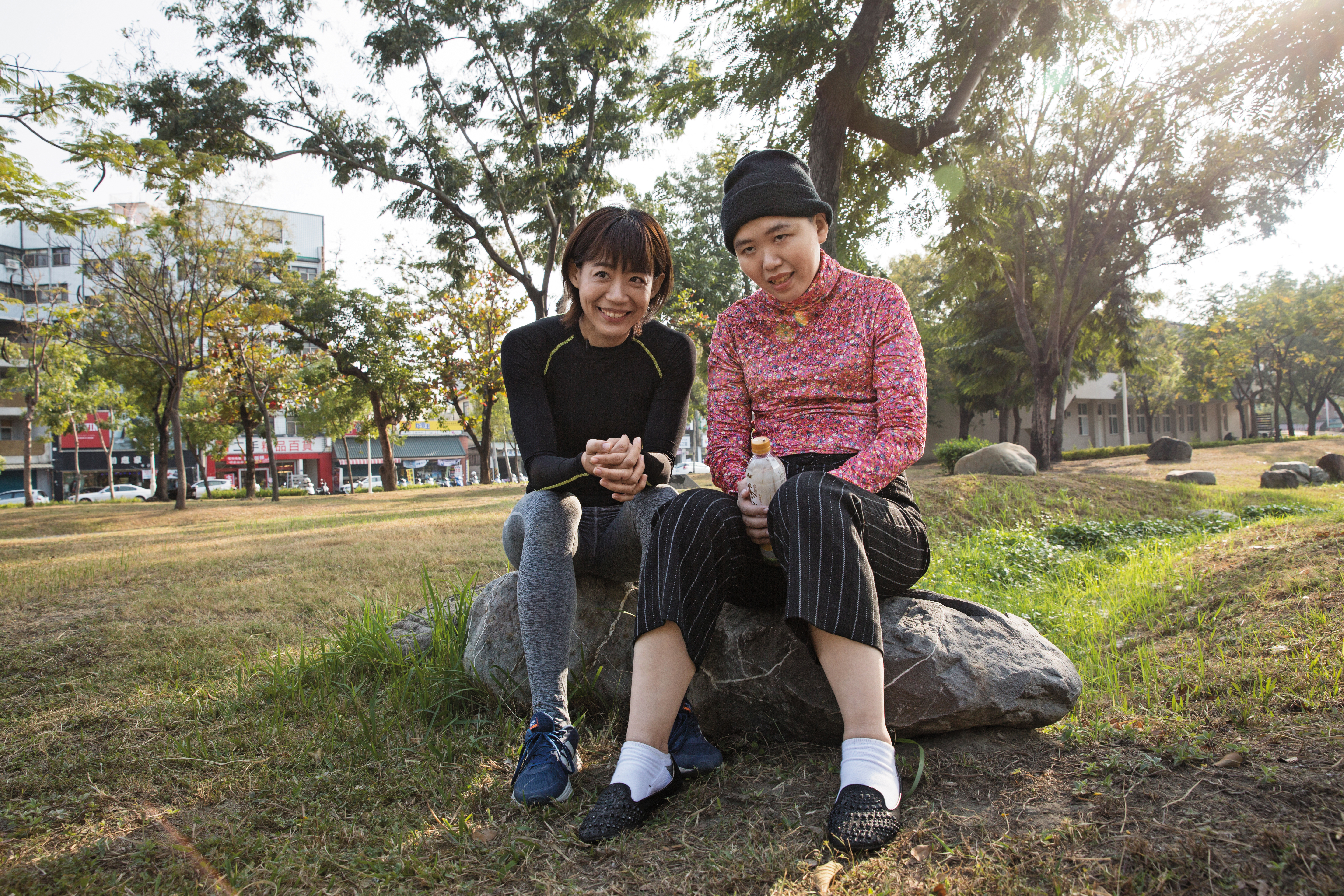 陳竹音（左）的姊姊陳竹君（右）在龍發堂住了11年，今年卻因堂眾遷出的交接空窗，讓姊姊返回基隆後不久即外出失蹤，最後過世。