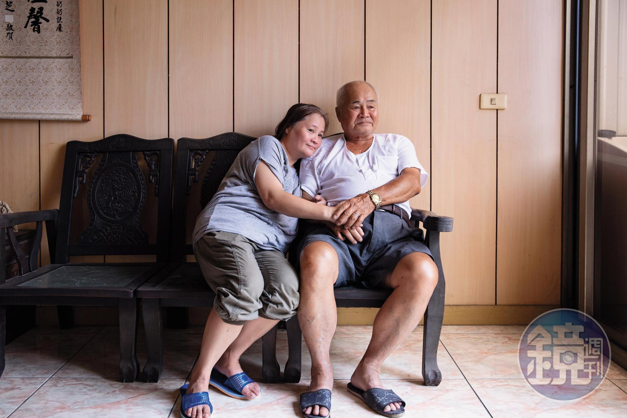 鄭柔鈺（左）的媽媽在女兒8歲時發病，於龍發堂住了37年，這段時間，女兒已有自己的家庭，鄭爸爸（右）也老了，皆表明實在無法重新擔起照顧精神病患的責任。