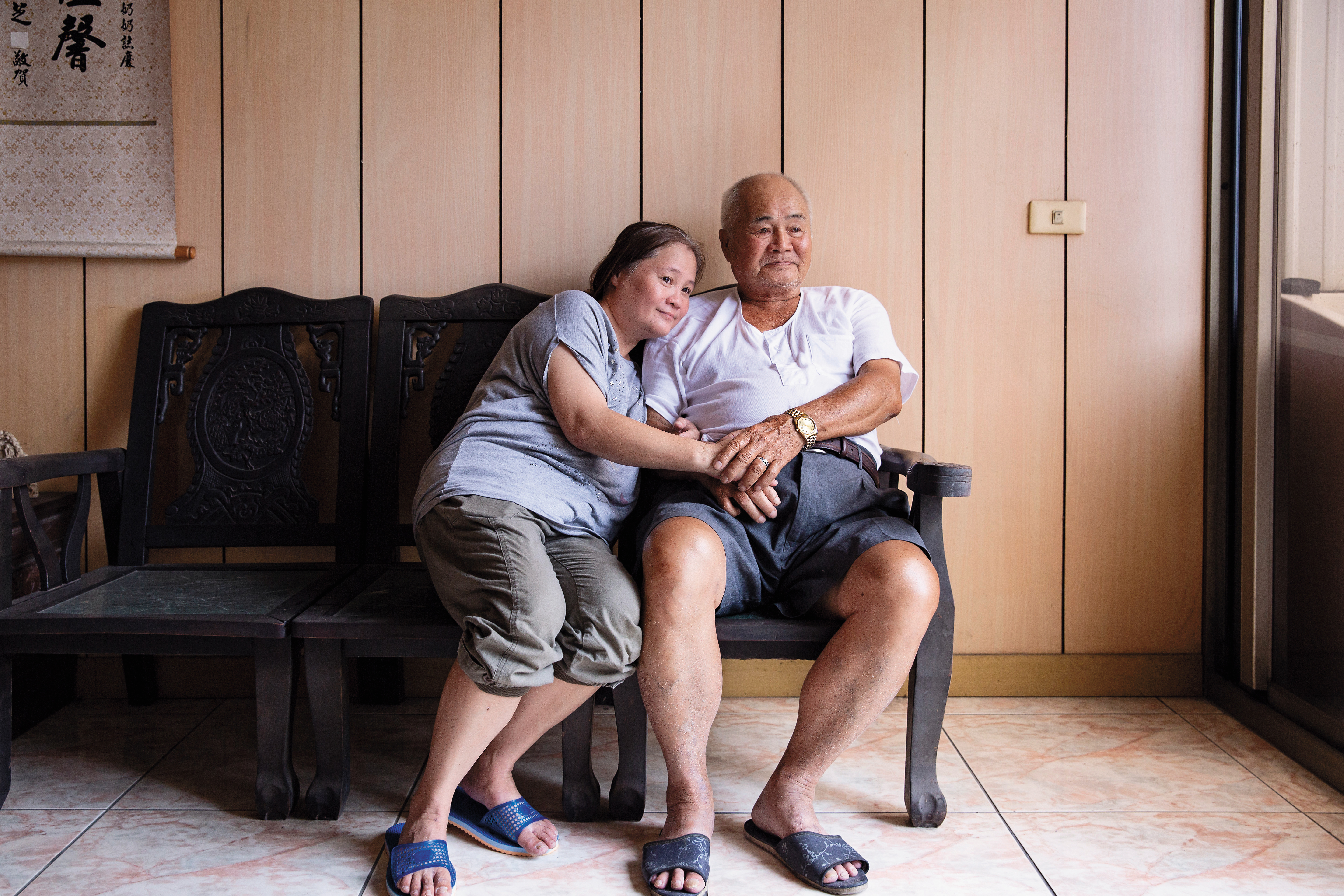 鄭柔鈺（左）的媽媽在女兒8歲時發病，於龍發堂住了37年，這段時間，女兒已有自己的家庭，鄭爸爸（右）也老了，皆表明實在無法重新擔起照顧精神病患的責任。