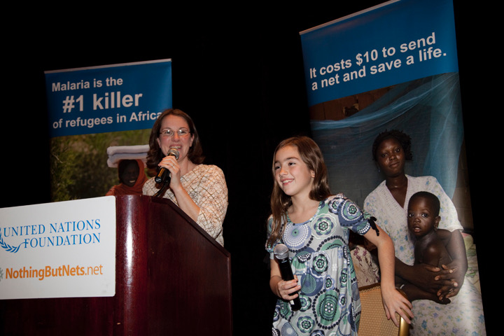 凱薩琳和媽媽琳達都成了聯合國勸募捐蚊帳的代言人。琳達說，公益可以從一個人、一件小事開始，擴散成具有重大成效的蝴蝶效應。（瑪利亞基金會提供）