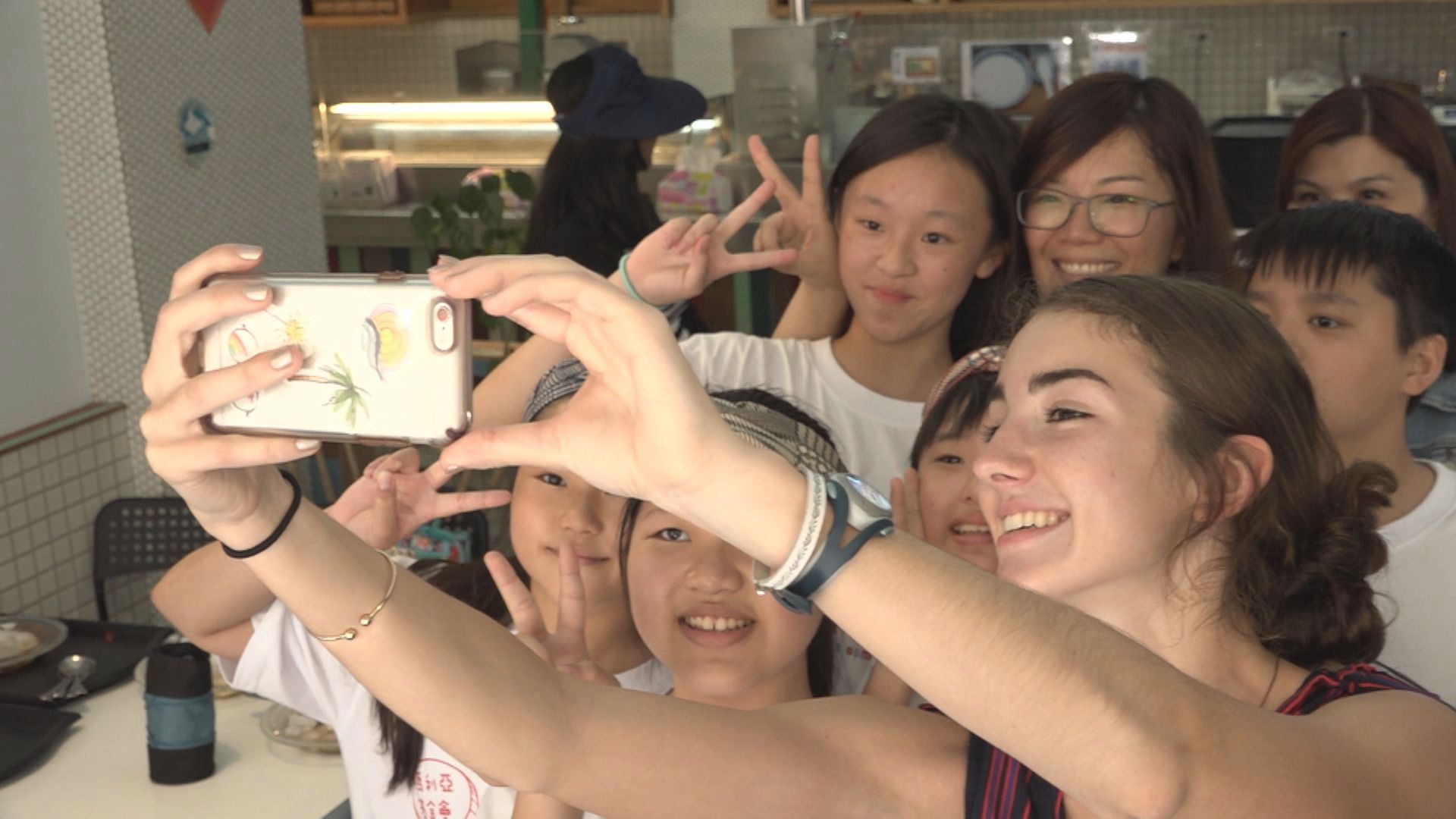 中教大附小師生和凱薩琳自拍，小學生們說自己是受到她感召，因而投身做公益。