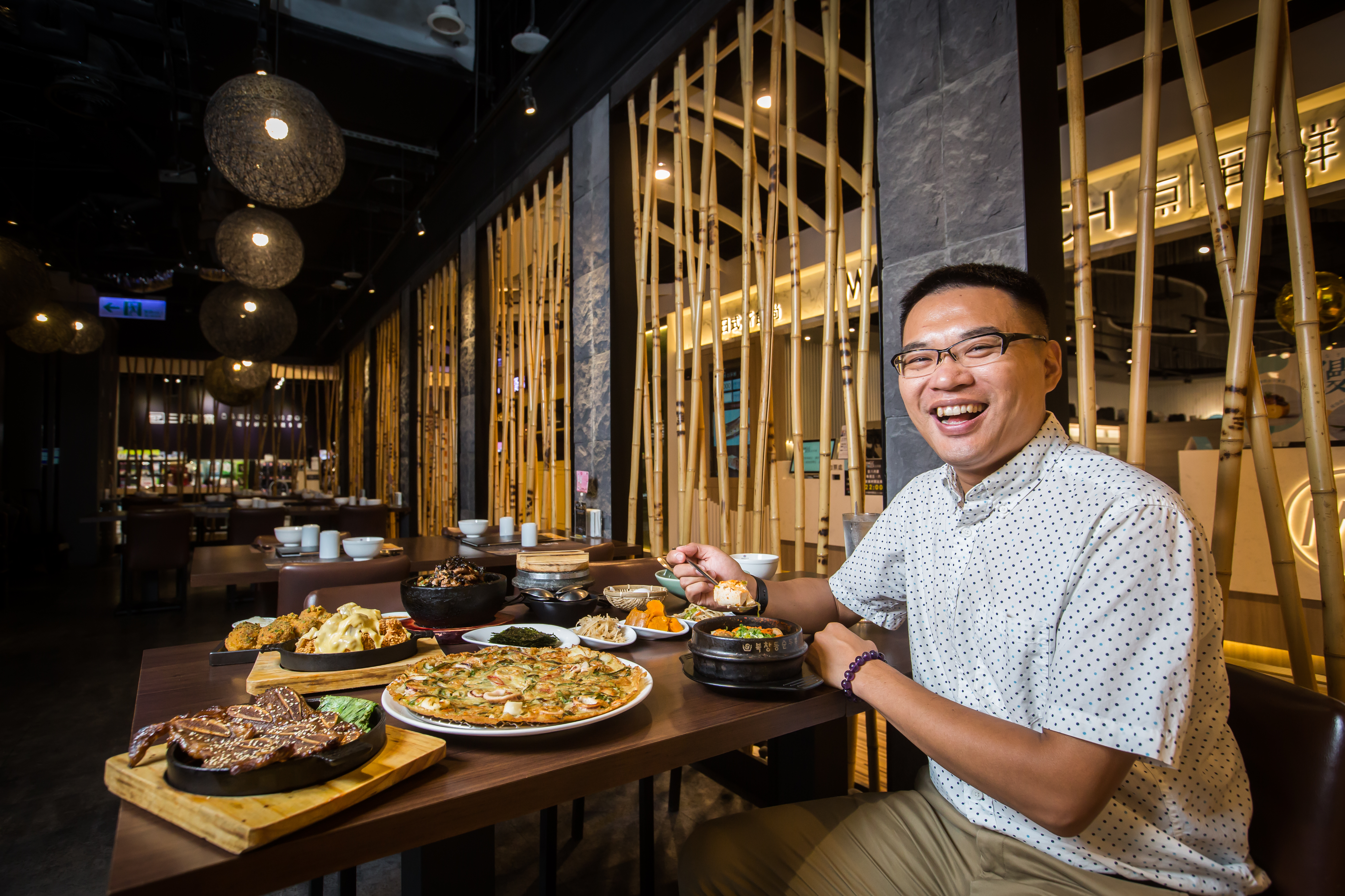 吳柏勳從小在食品餐飲業打工，培養出高度興趣，29歲創立涓豆腐，10年來集團多角化經營發展出6個品牌，去年年收9.29億元。