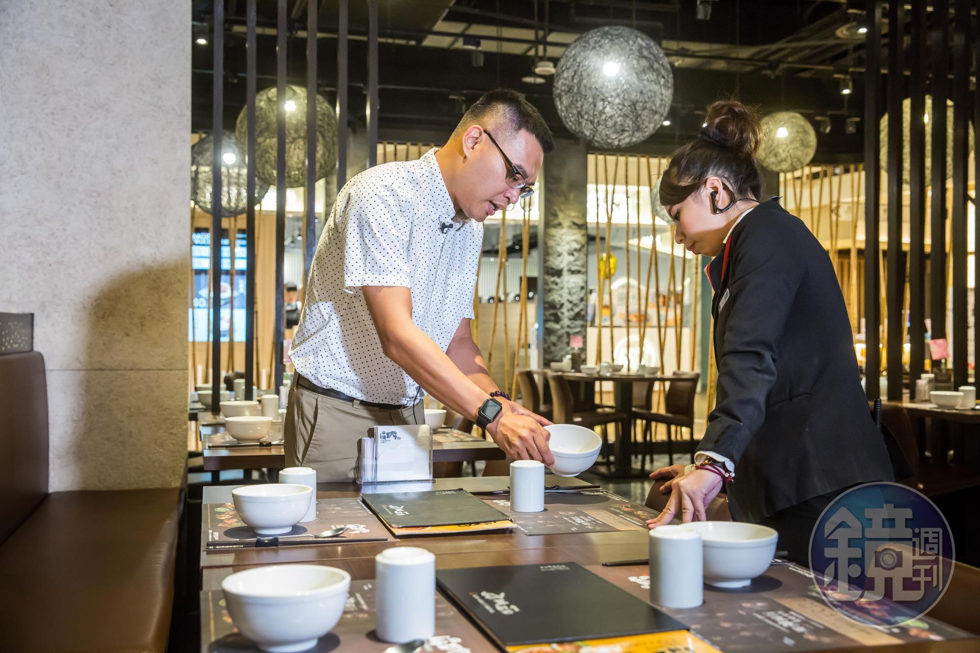 吳柏勳從餐飲業基層出身，任何服務細節都逃不過他的眼睛，連餐具擺放位置他都有所要求。