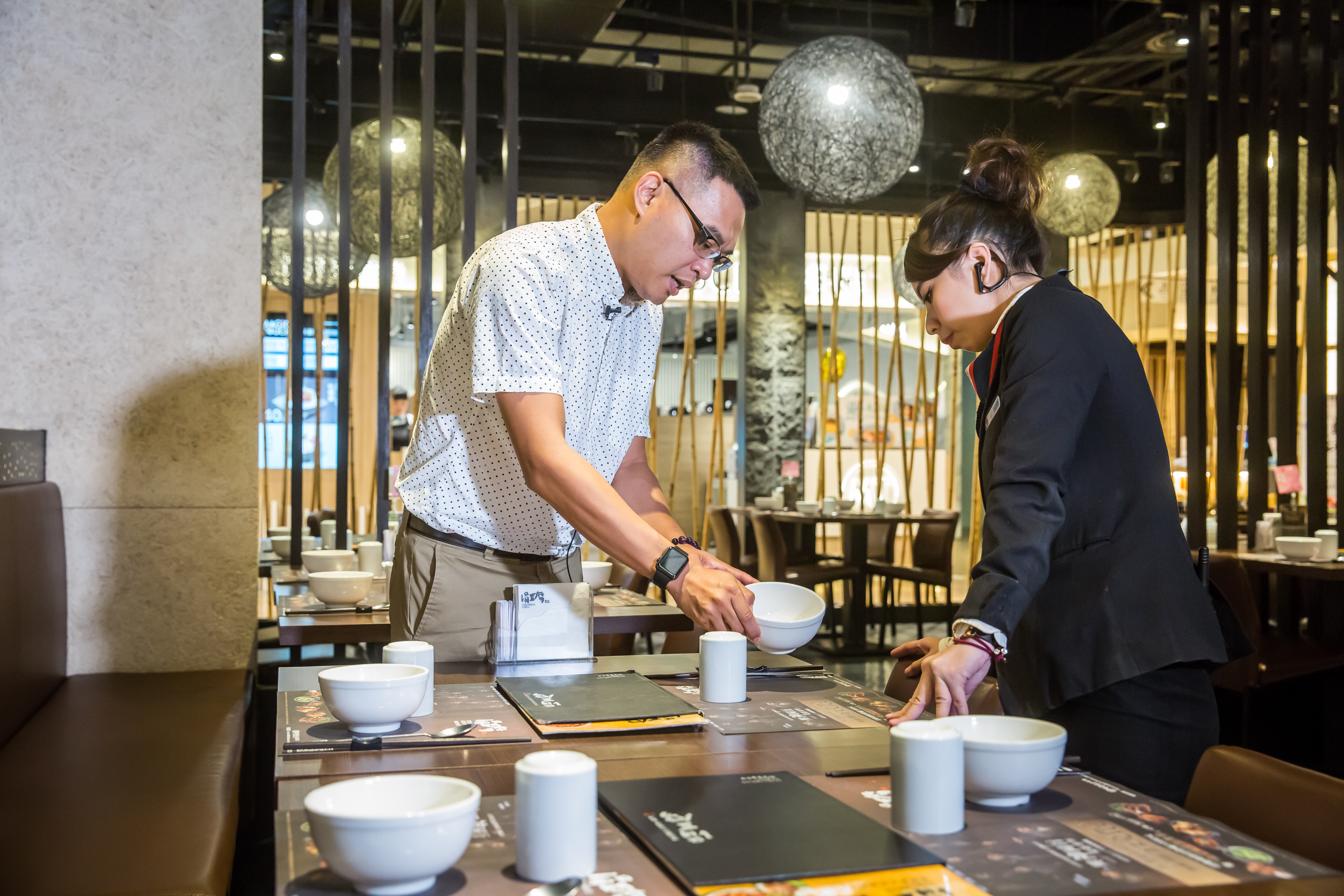 吳柏勳從餐飲業基層出身，任何服務細節都逃不過他的眼睛，連餐具擺放位置他都有所要求。