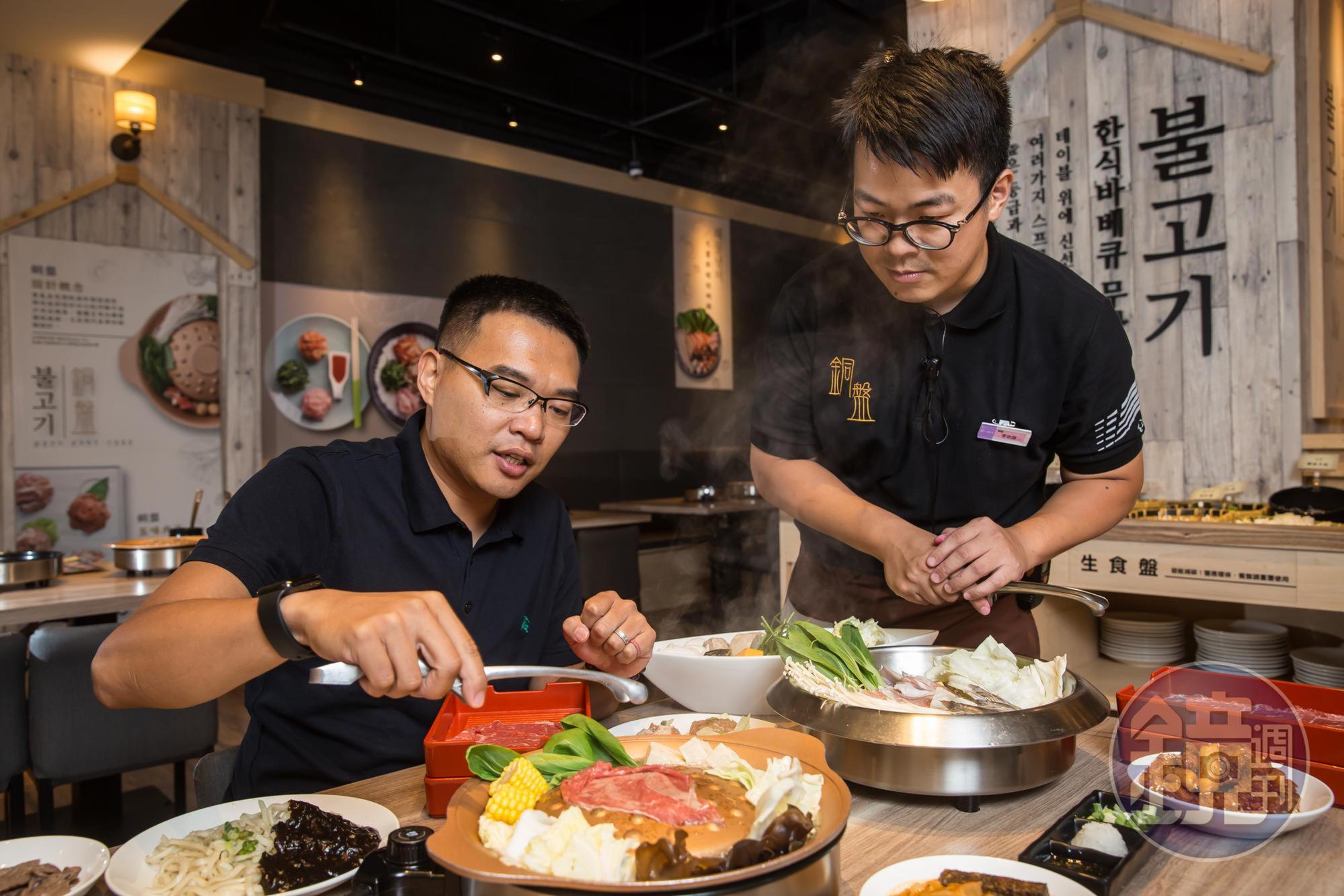 銅盤一次可吃到韓式銅盤燒肉與火鍋，吳柏勳（左）親自示範如何烤出最佳和牛口感。