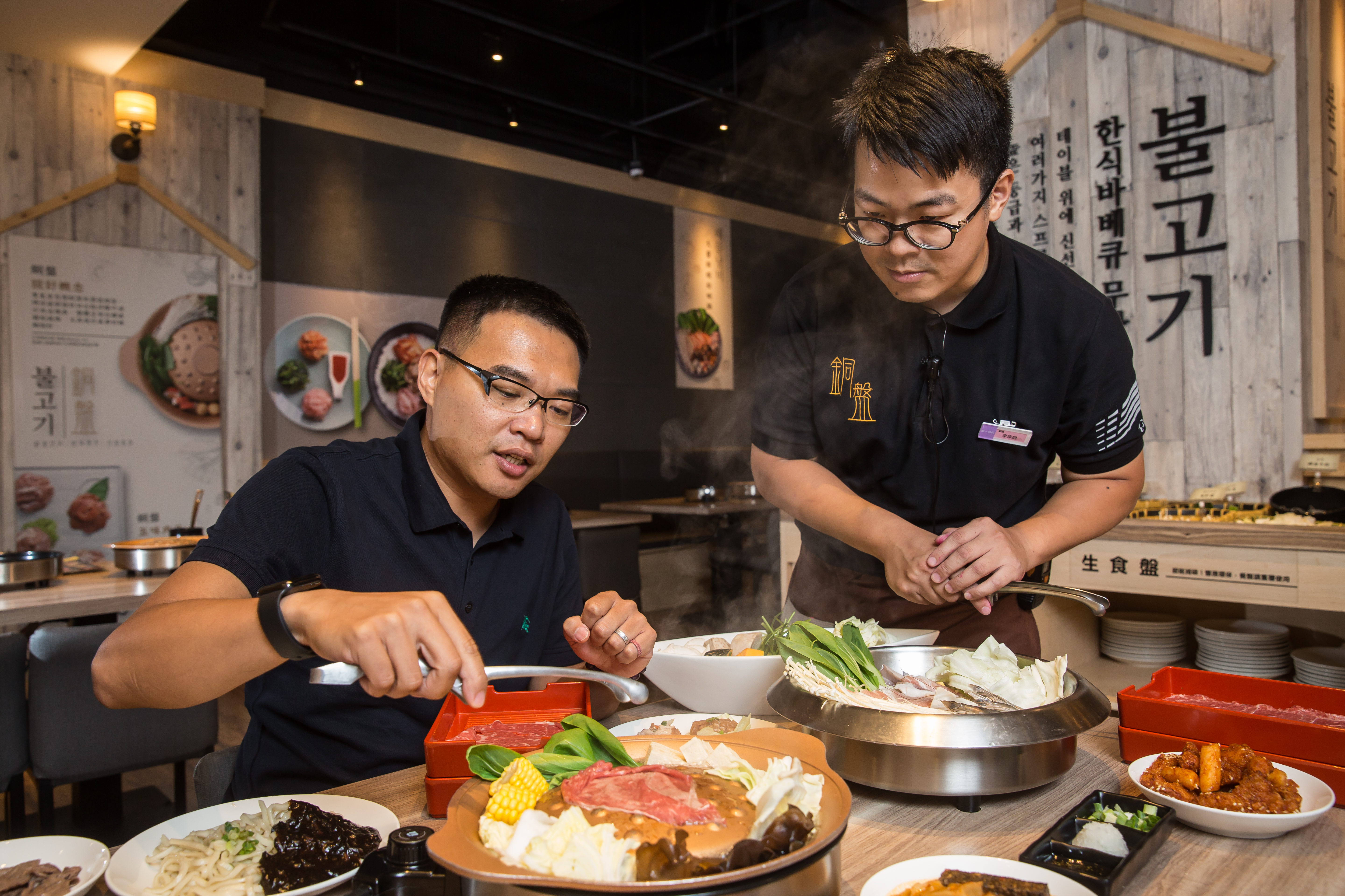 銅盤一次可吃到韓式銅盤燒肉與火鍋，吳柏勳（左）親自示範如何烤出最佳和牛口感。