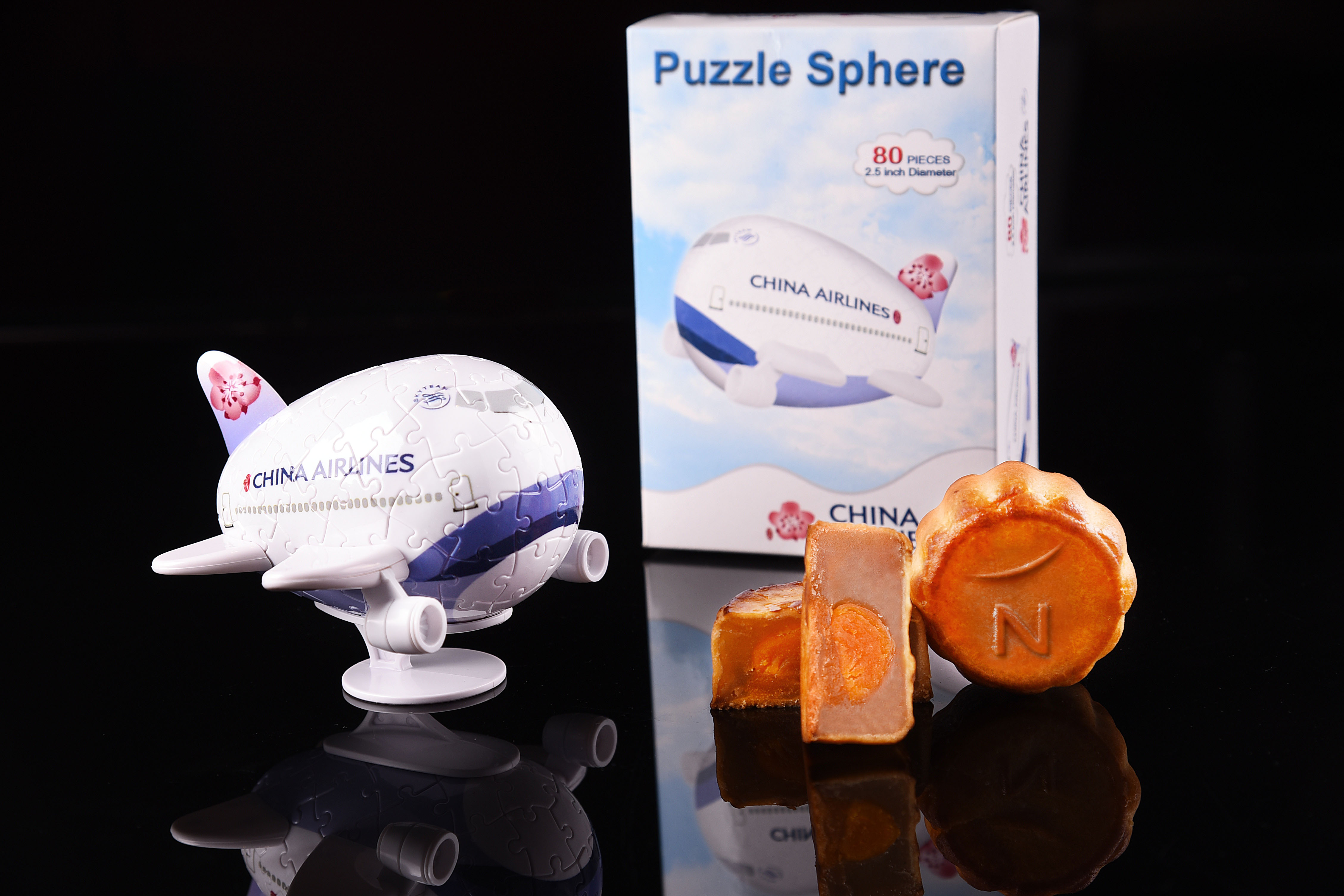 華航諾富特推出特色行李箱造型月餅搶客。（華航諾富特提供）