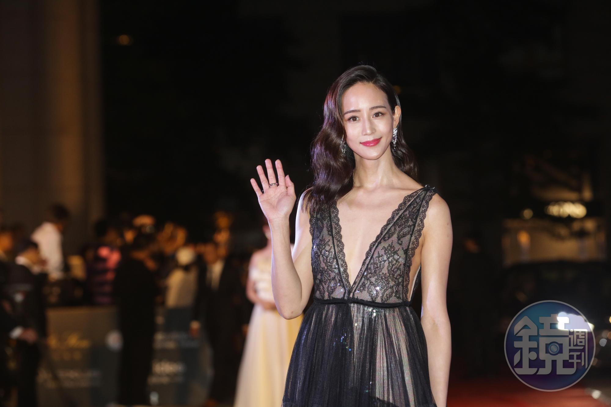 張鈞甯中門大開,深V直開到肚臍,之前她被譏長輩「消風」,微露小奶,仙氣十足。