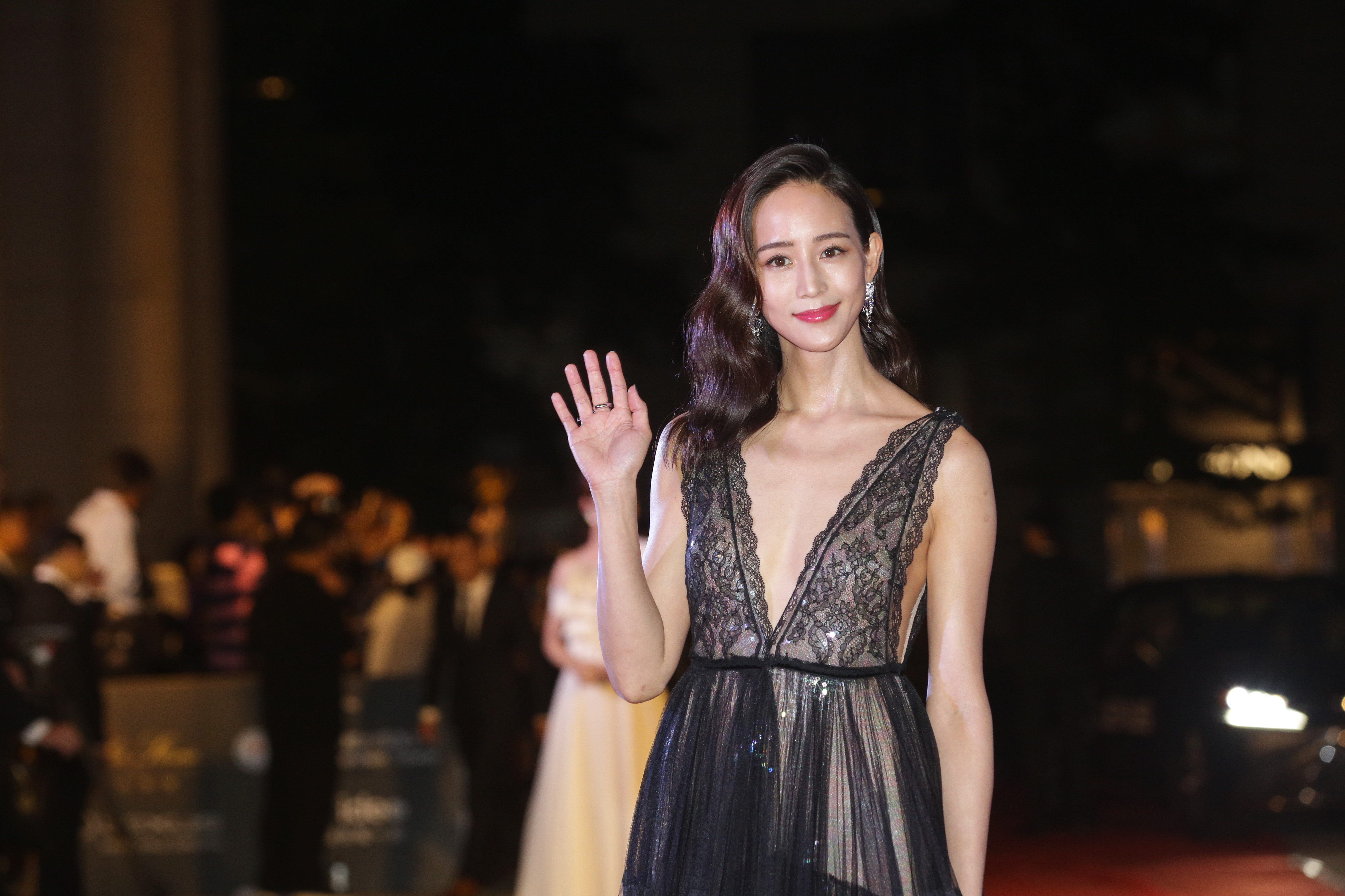 張鈞甯中門大開，深V直開到肚臍，之前她被譏長輩「消風」，微露小奶，仙氣十足。