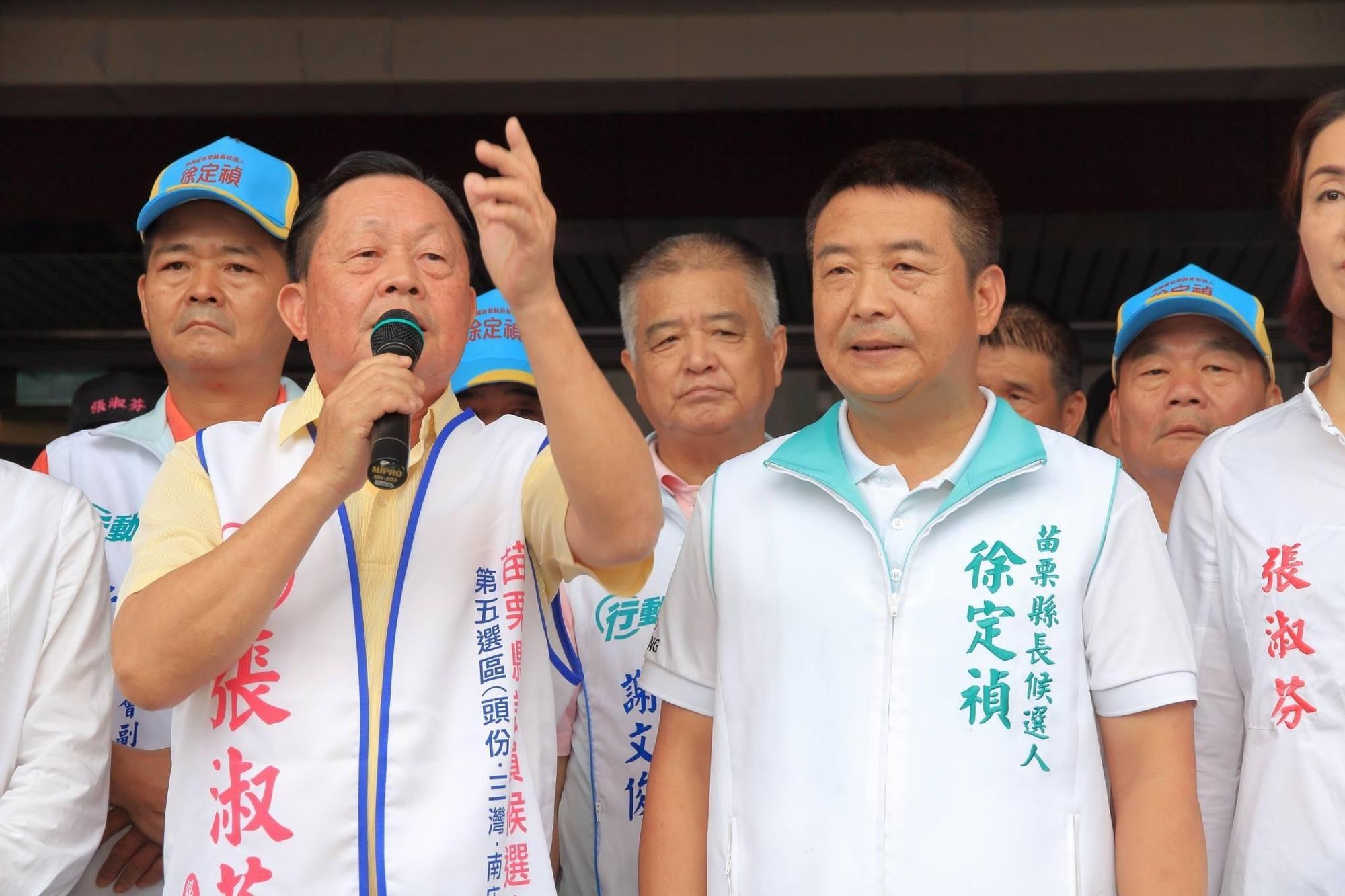 徐定禎(右)登記參選時與苗栗縣前縣長劉政鴻同框,引發苗栗綠營基層反彈。(翻攝徐定禎臉書)