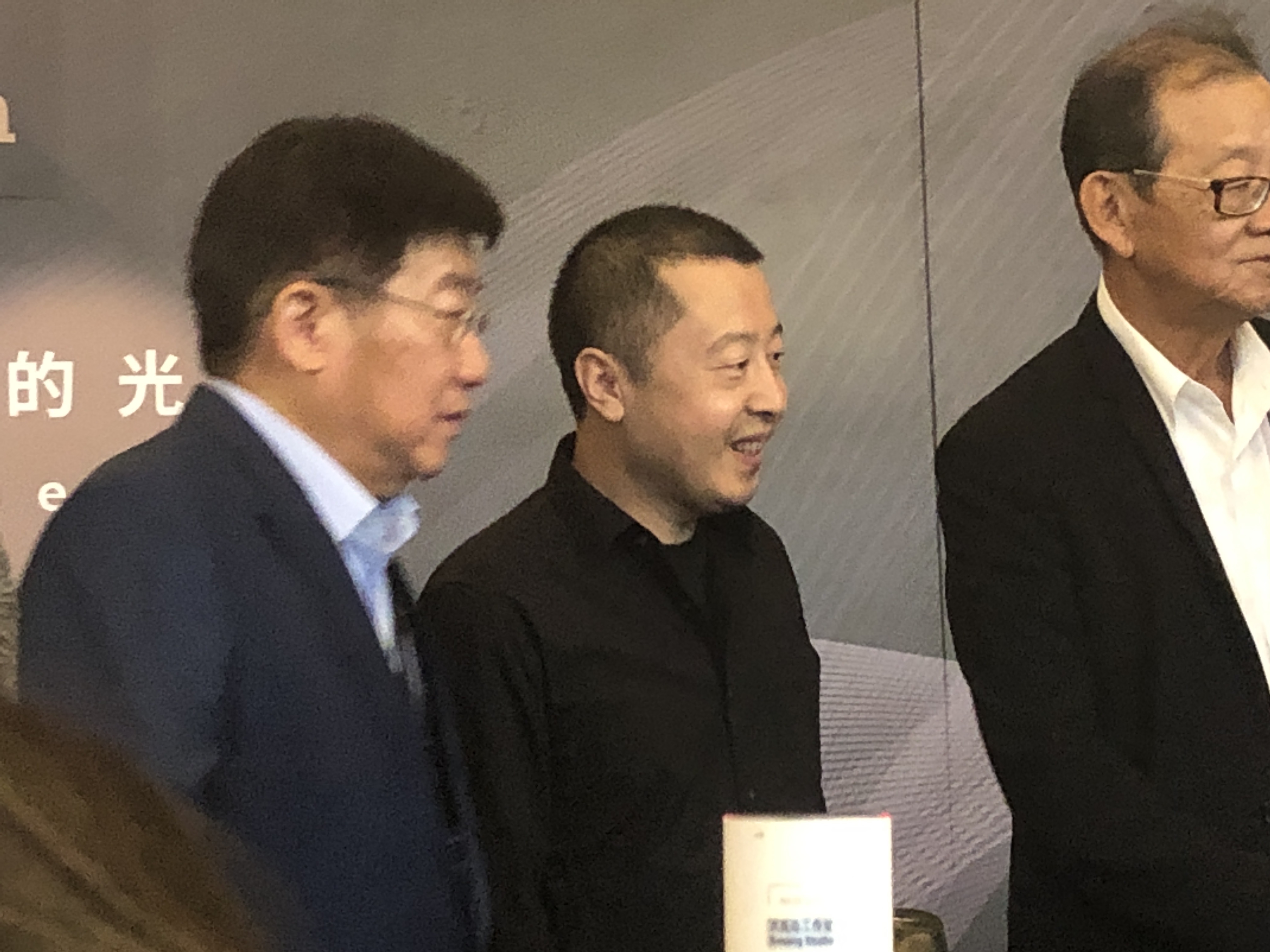 賈樟柯（中）快閃來台，講述他的拍片理念。（佳映提供）