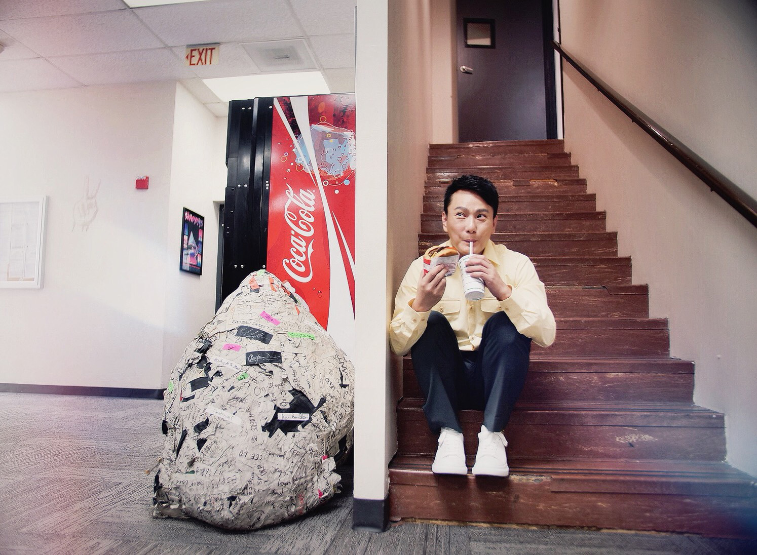 有唱就要吃，來到美西，張信哲當然要吃In-N-Out漢堡。（潮水音樂）