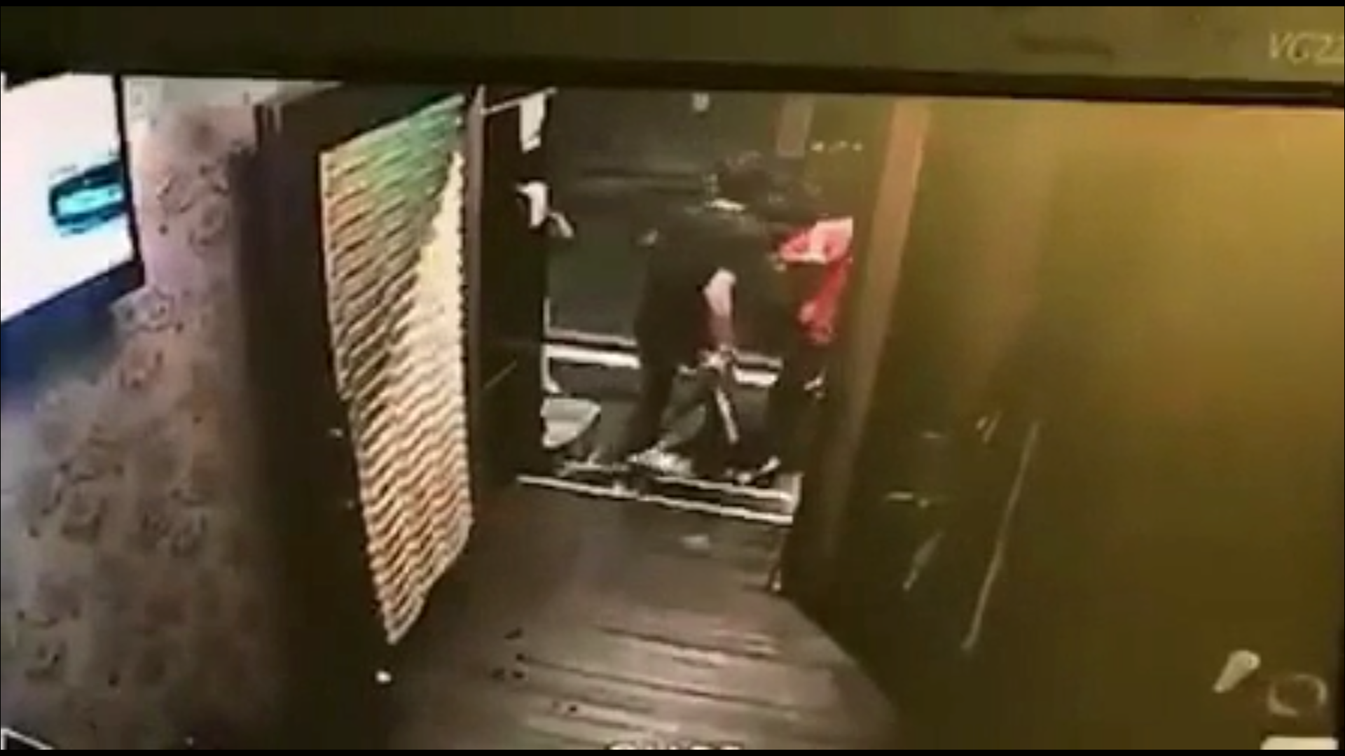 入店內持開山刀、棍棒砍人的身影被錄下。（警方提供）