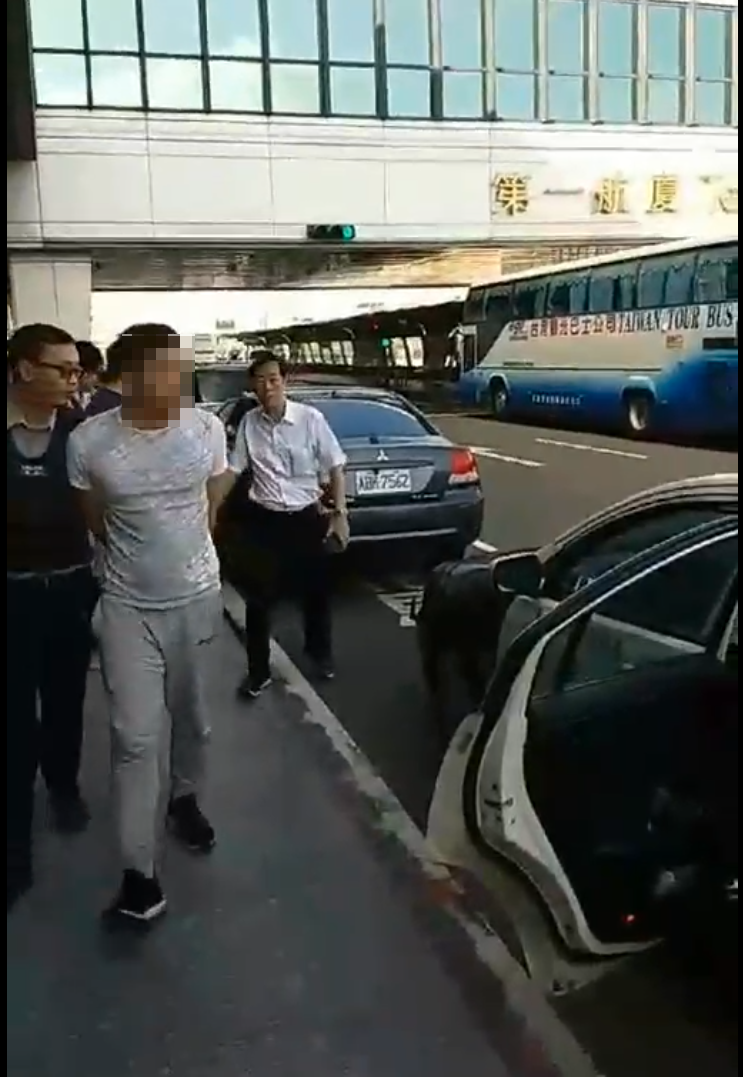 中山分局偵查隊長何明賢緊急趕往桃園機場攔下畏罪潛逃的周嫌。(警方提供)