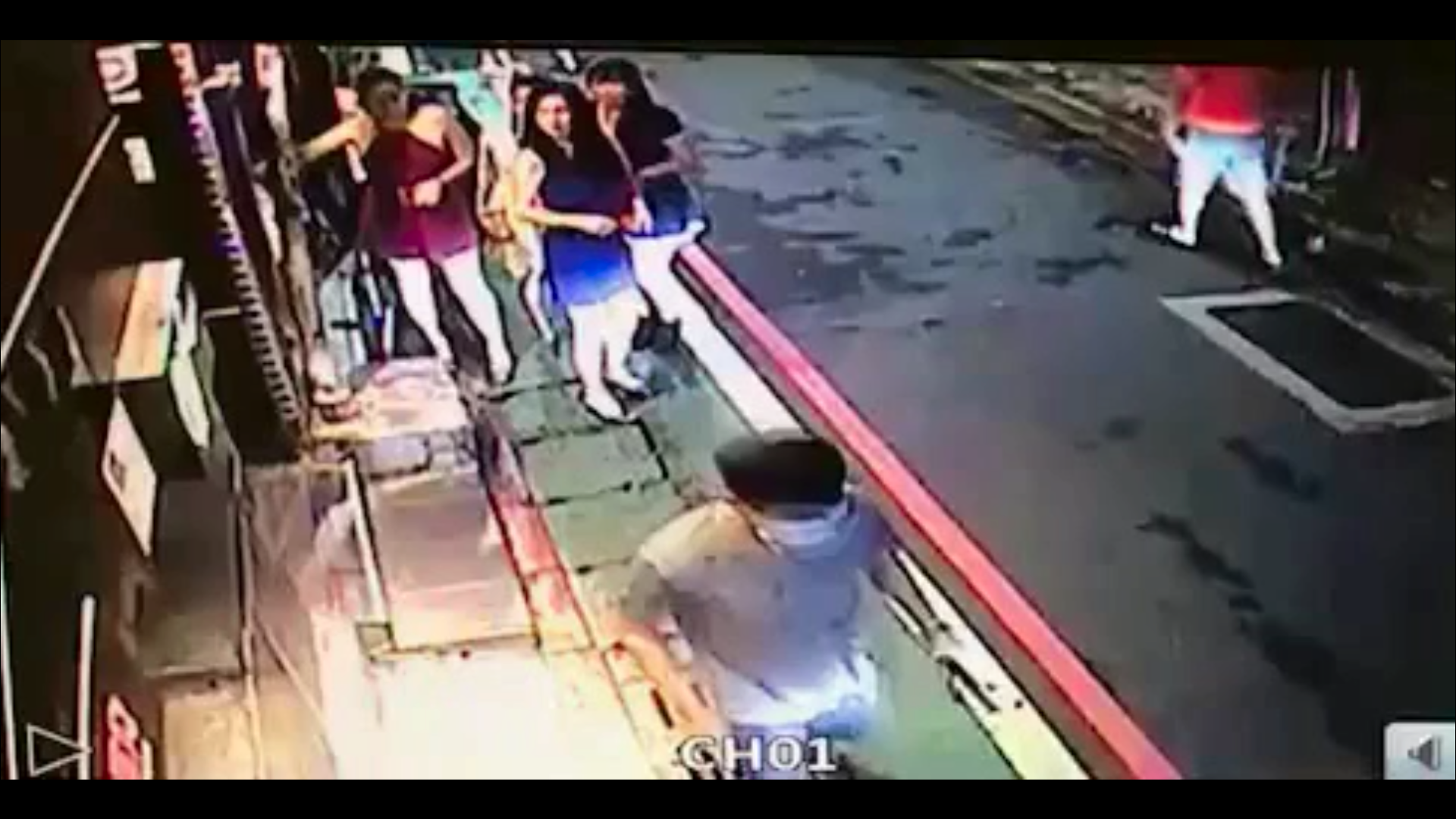 衝進店內砍人的一群人,讓店內的小姐看傻了眼退出店外。(警方提供)