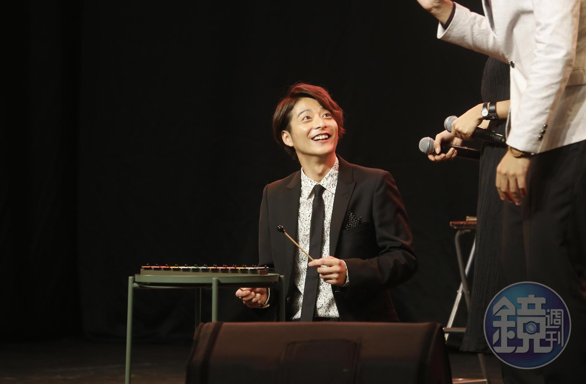 小池徹平在9月份台北見面會上以鐵琴敲出歌曲,一邊喊「好難!」卻彈得很不錯,贏得掌聲。