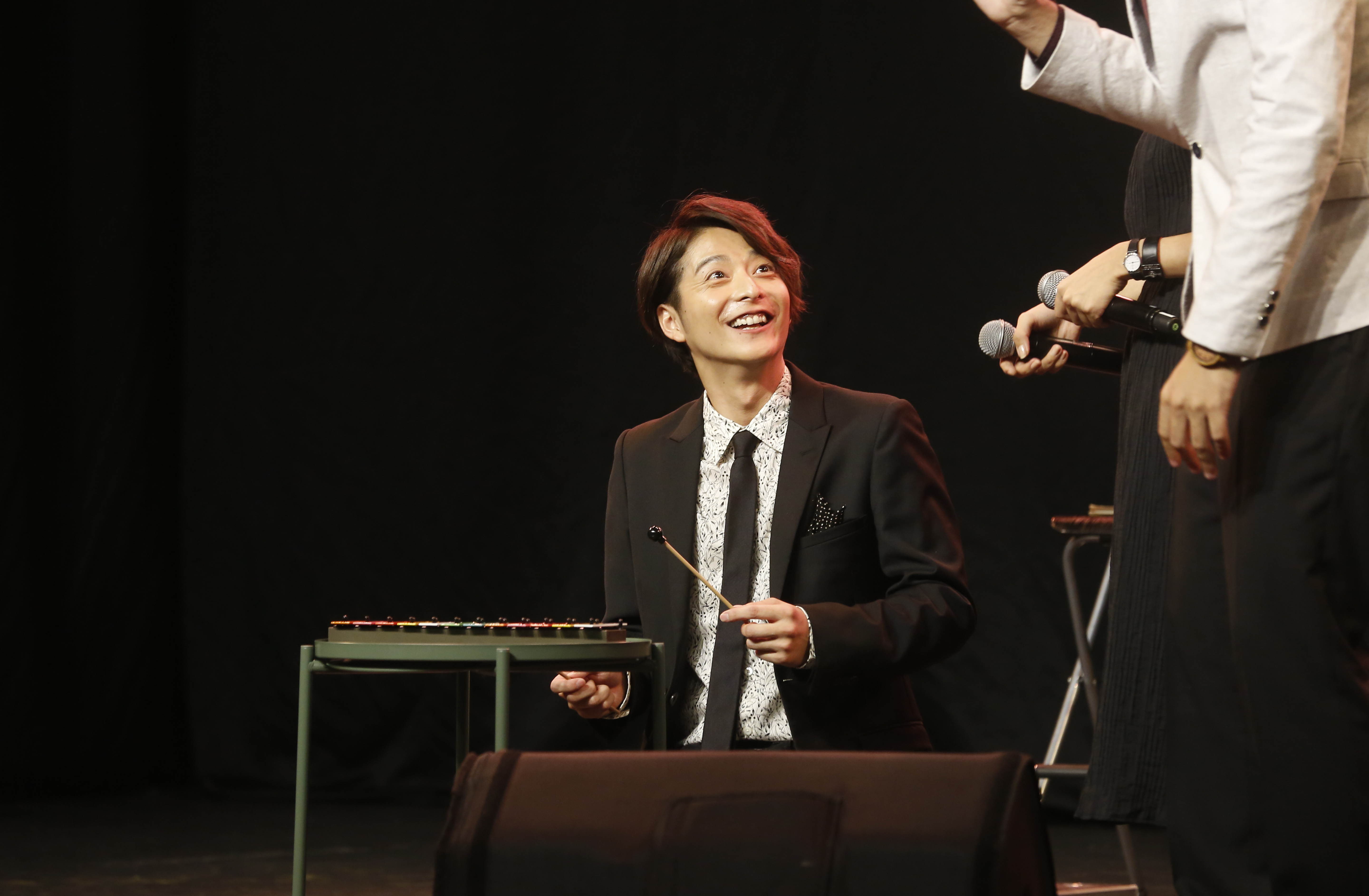 小池徹平以鐵琴敲出歌曲，一邊喊「好難！」卻彈得很不錯，贏得掌聲。