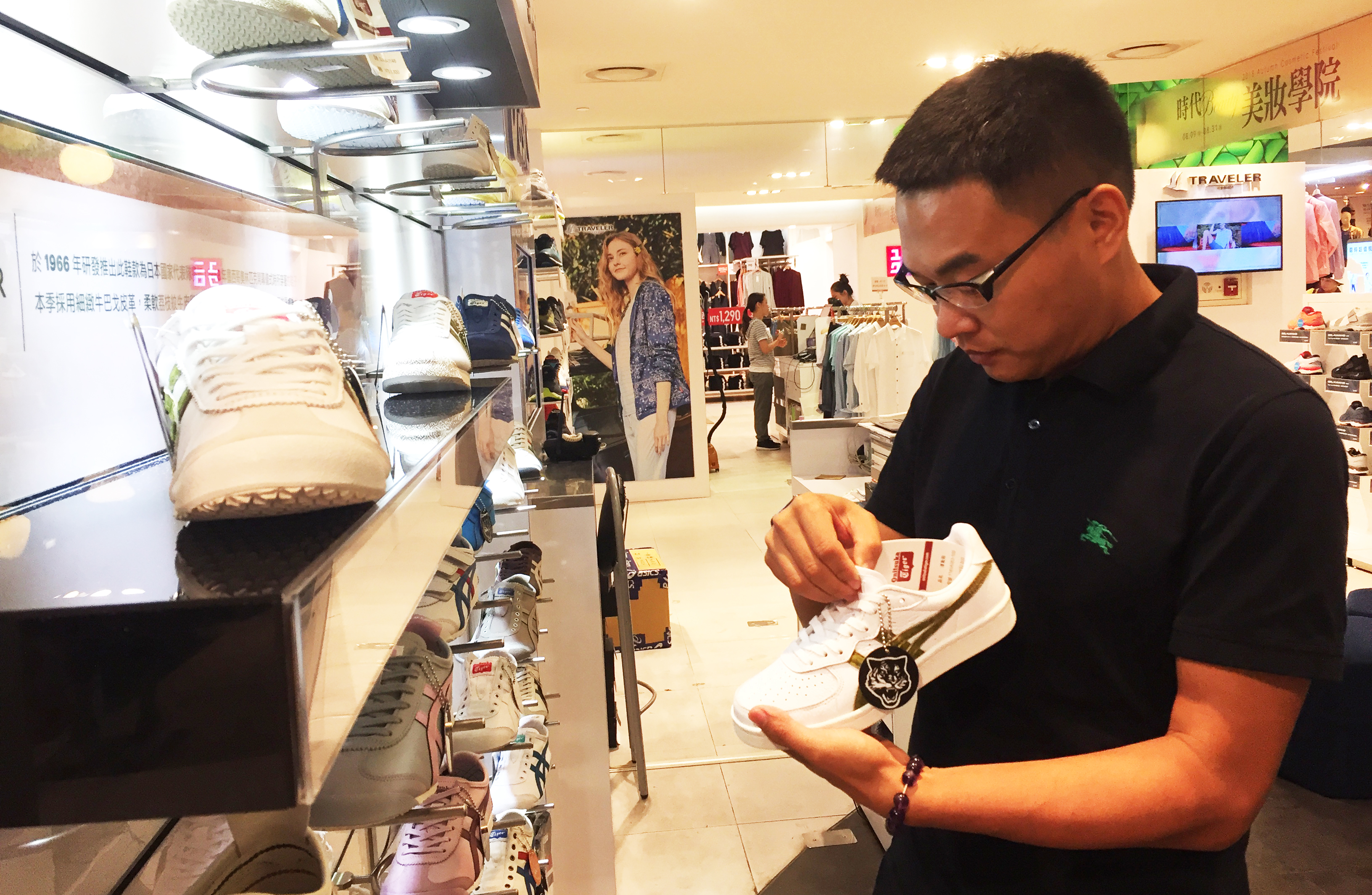 吳柏勳從小就是球鞋控，最高紀錄曾蒐藏百雙球鞋。