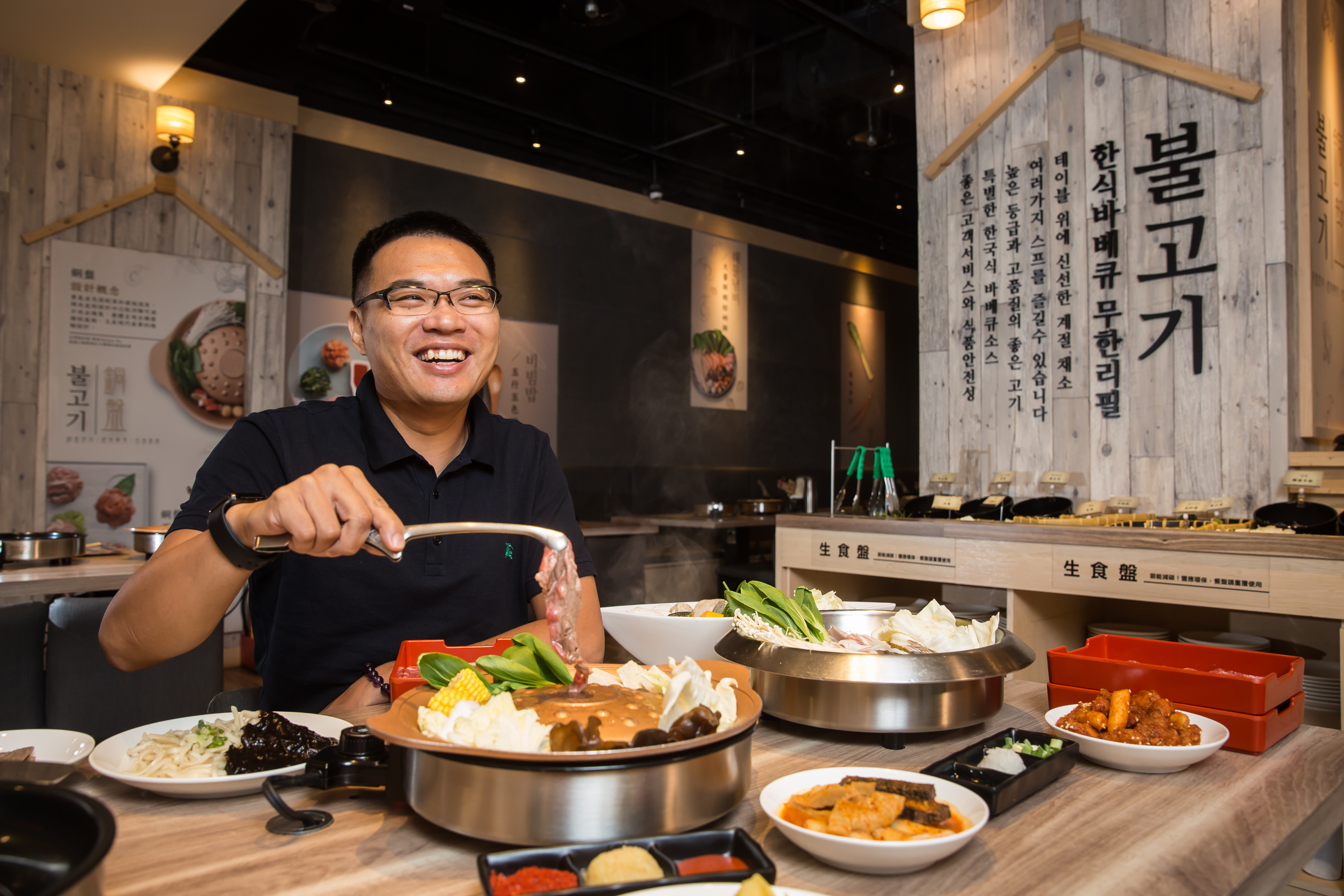 求學期間對美食培養出高度興趣，家族聚餐時，吳柏勳常端出獨特風味火鍋，讓親友驚艷不已。