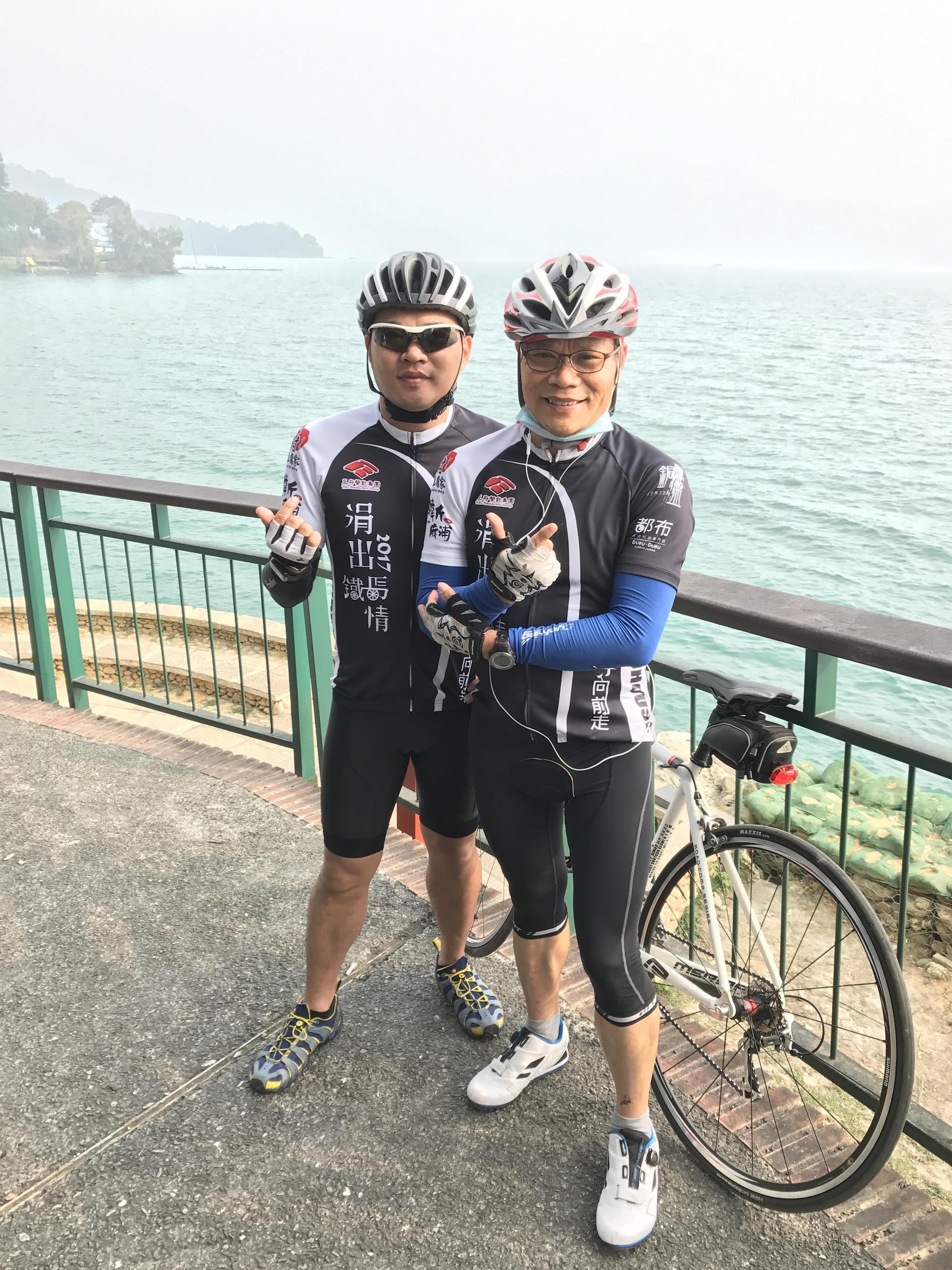 吳柏勳（左）立志在餐飲業闖出一番名堂，努力不懈最終獲得父親（右）的肯定。（豆府集團提供）