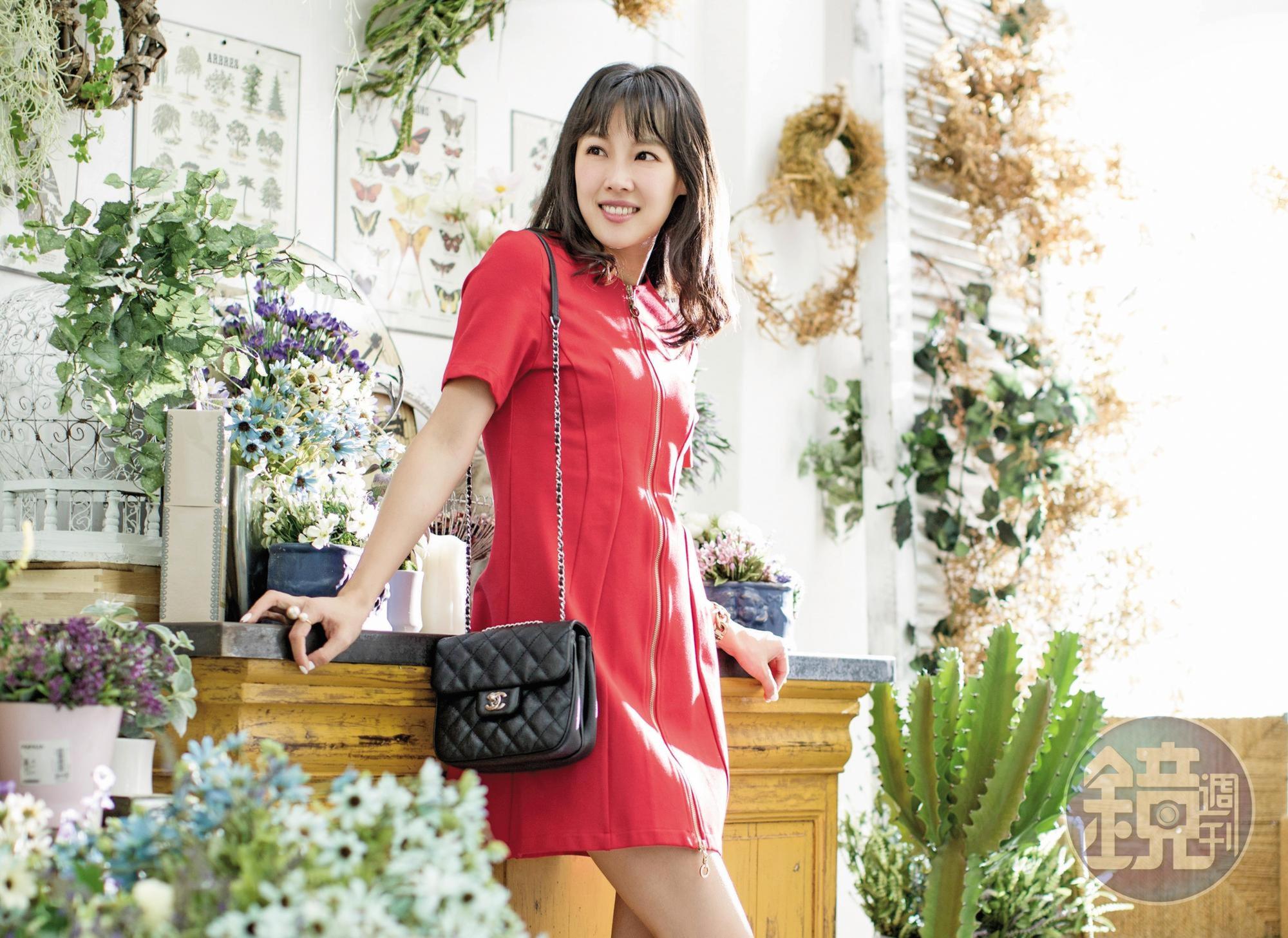 長輩送的DIOR古董洋裝。約NT$150,000/CHANEL mini square包款。NT$110,000/JIMMY CHOO高跟鞋。NT$25,000