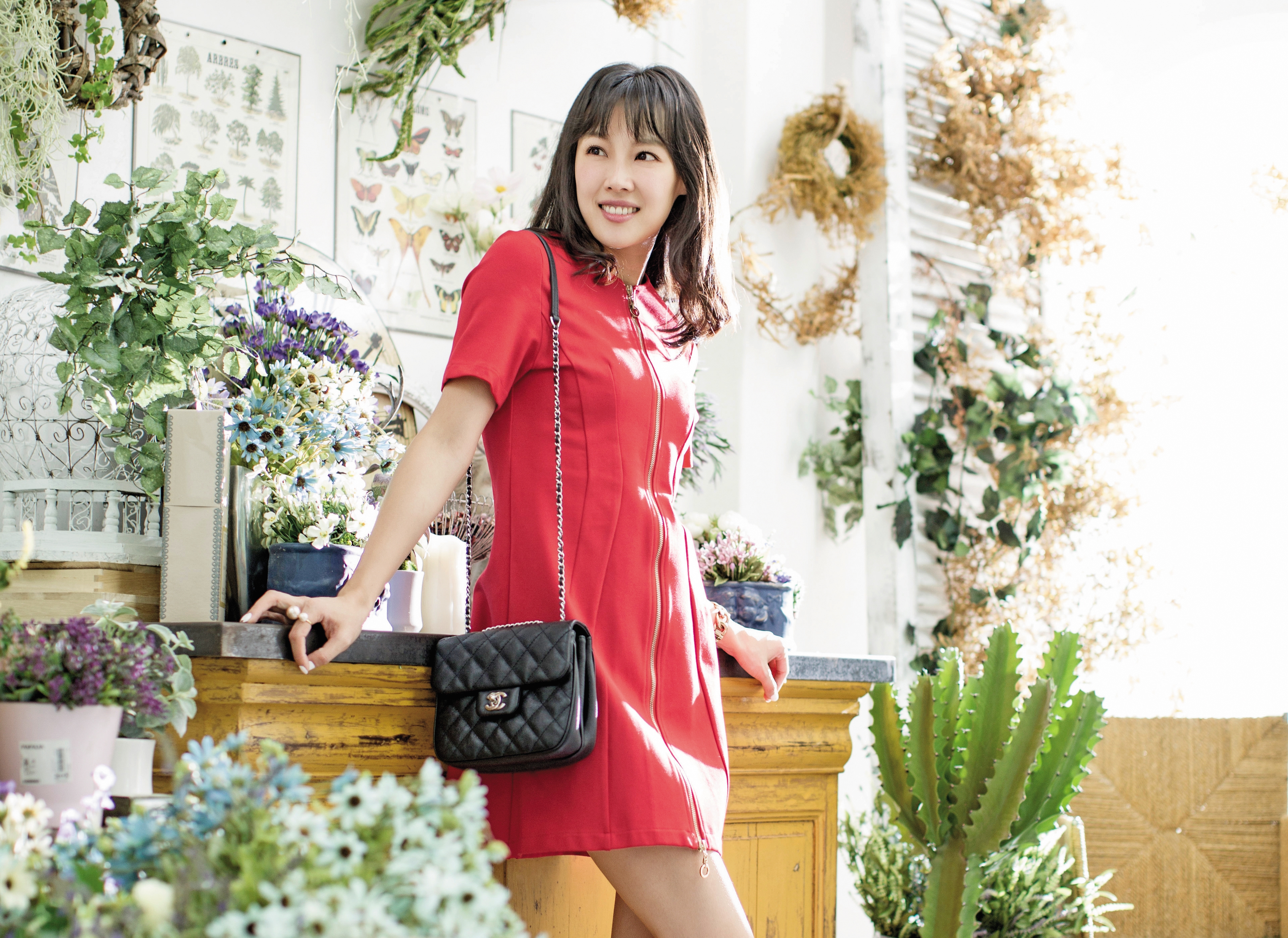 長輩送的DIOR古董洋裝。約NT$150,000／CHANEL mini square包款。NT$110,000／JIMMY CHOO高跟鞋。NT$25,000