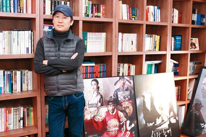 元東淵憑藉《雙面君王》《與神同行》系列電影，擁有「忠武路唯一千萬監製」的封號。（Realize Pictures提供）