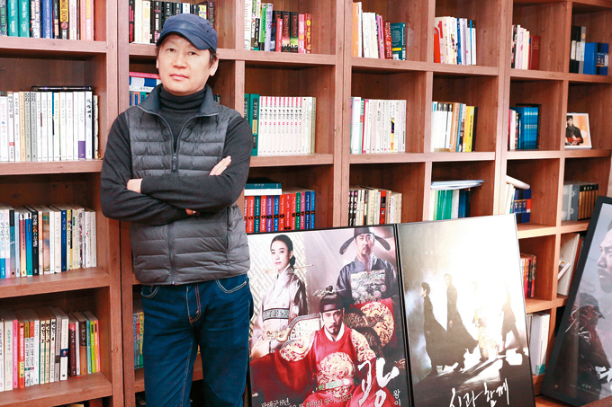 元東淵憑藉《雙面君王》《與神同行》系列電影,擁有「忠武路唯一千萬監製」的封號。(Realize Pictures提供)