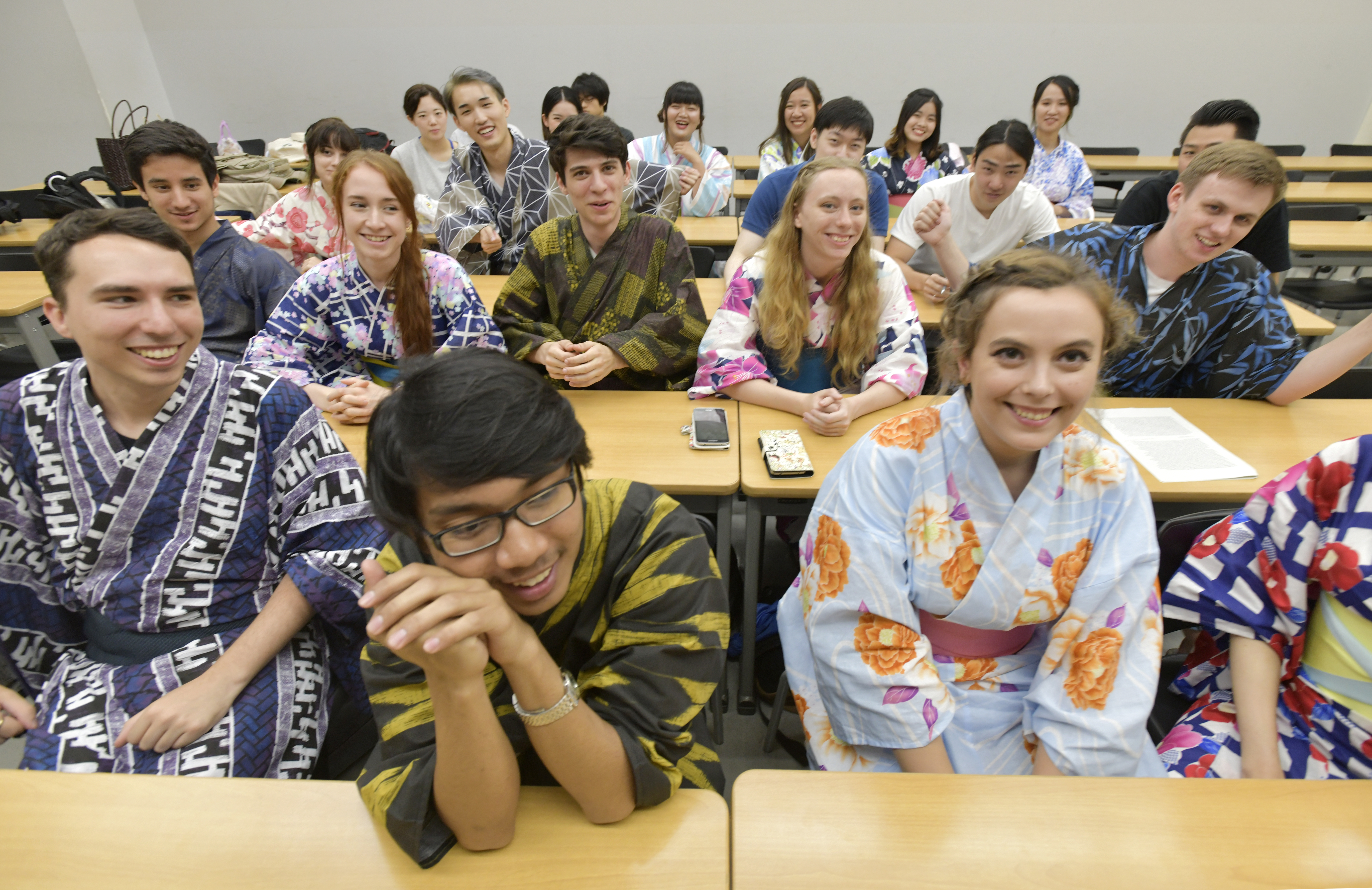 日本法務省為防堵語言學校留學生為打工非法居留，祭出新規定。圖為日本國學院大學和服日。（東方IC）