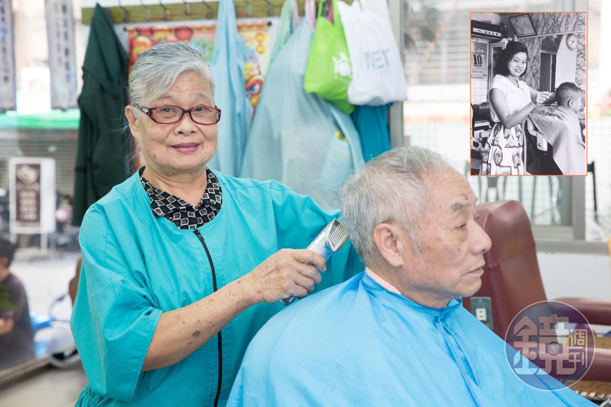 舊照片（小圖）是張秋芳21歲時在士林替人理髮。時隔55年，她因病痛已不再替人理髮了，應我們要求在店裡擺了理髮的姿勢。