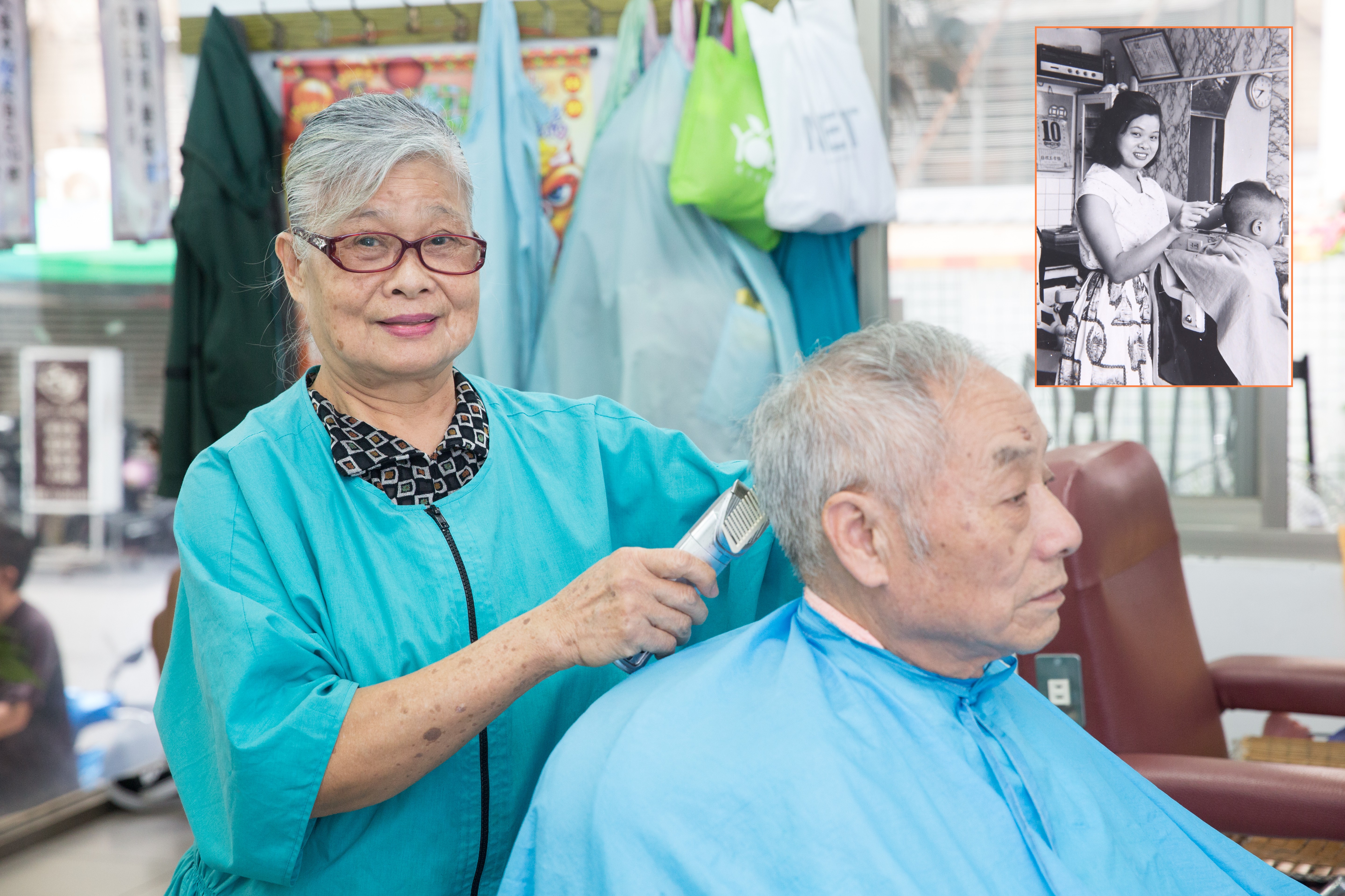 舊照片（小圖）是張秋芳21歲時在士林替人理髮。時隔55年，她因病痛已不再替人理髮了，應我們要求在店裡擺了理髮的姿勢。