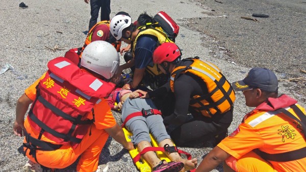 警消救起溺水婦人，卻已失去生命跡象。（翻攝網路）