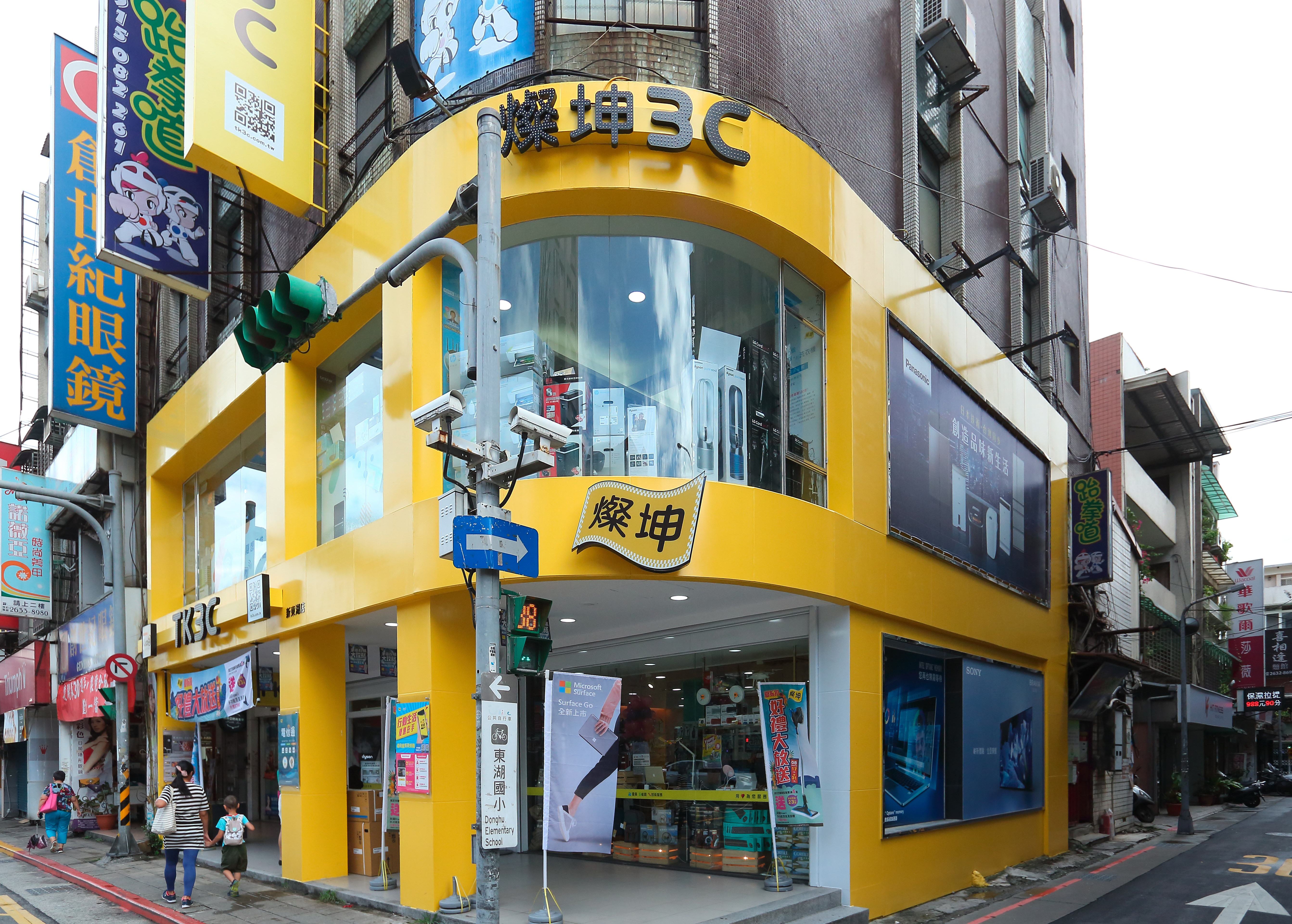 7月初，車水馬龍的東湖商圈內，一家新開的燦坤門市開張了，這家2層樓僅80坪的新門市走小巧風。