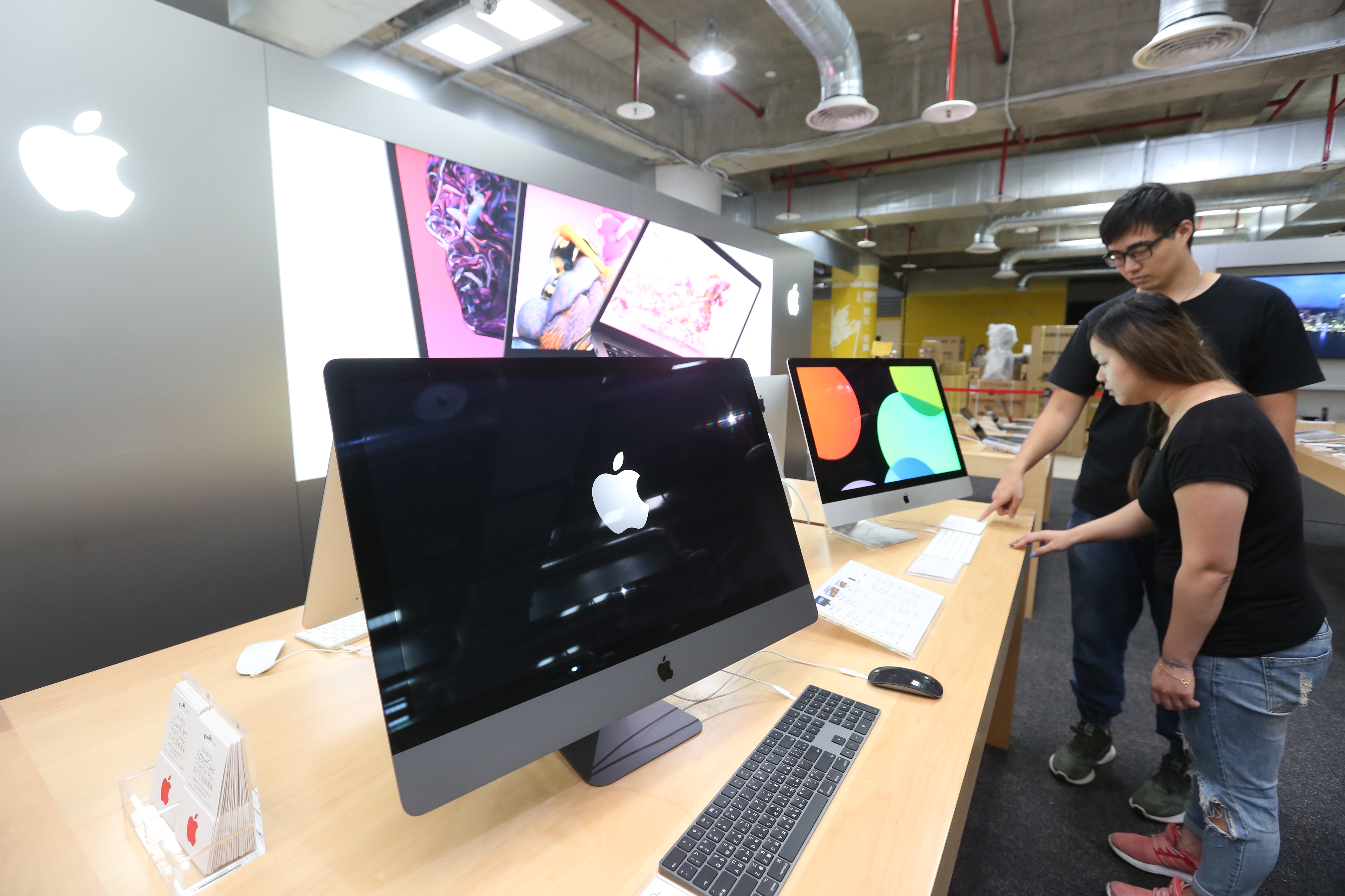 年輕人不上門消費，讓燦坤警覺轉型勢在必行。