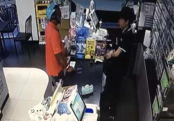 男子搶超商，賴姓店員反苦勸「不要搶啦」，對搶匪道德勸說。（警方提供）