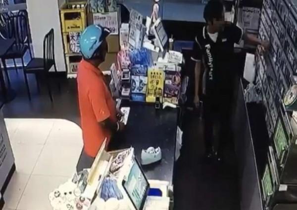 男子搶超商，賴姓店員自掏腰包買菸送搶匪。（警方提供）