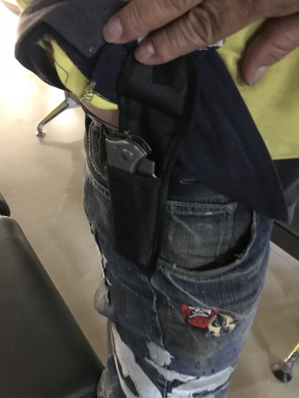 警方循線將搶匪唐姓男子查獲到案,起出折疊刀。(警方提供)