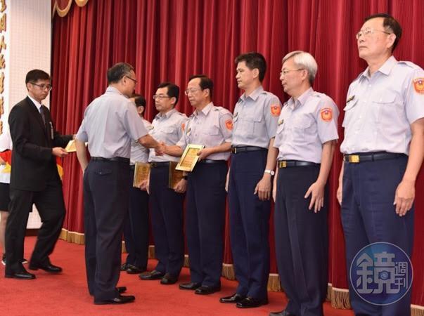 警政署長陳家欽頒獎給毒品防制行動有功人員,並宣示持續對毒品人口進行強制採驗尿。(警政署提供)