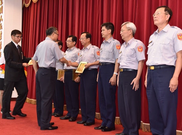 警政署長陳家欽頒獎給毒品防制行動有功人員，並宣示持續對毒品人口進行強制採驗尿。（警政署提供）