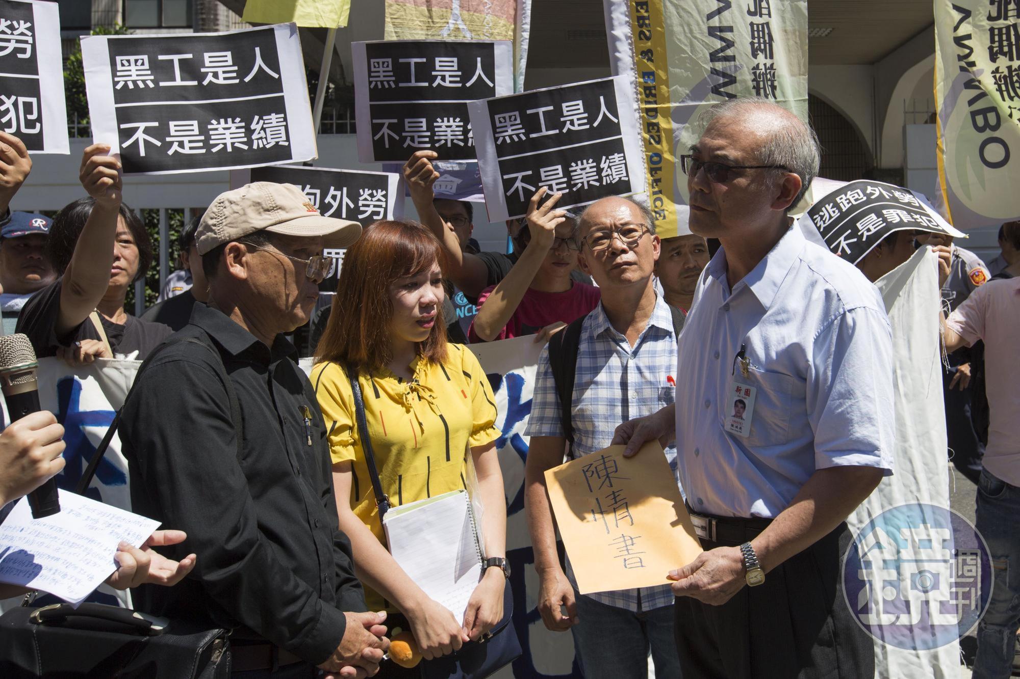 警政署外事科科長陳鴻堯代表接下陳情書。