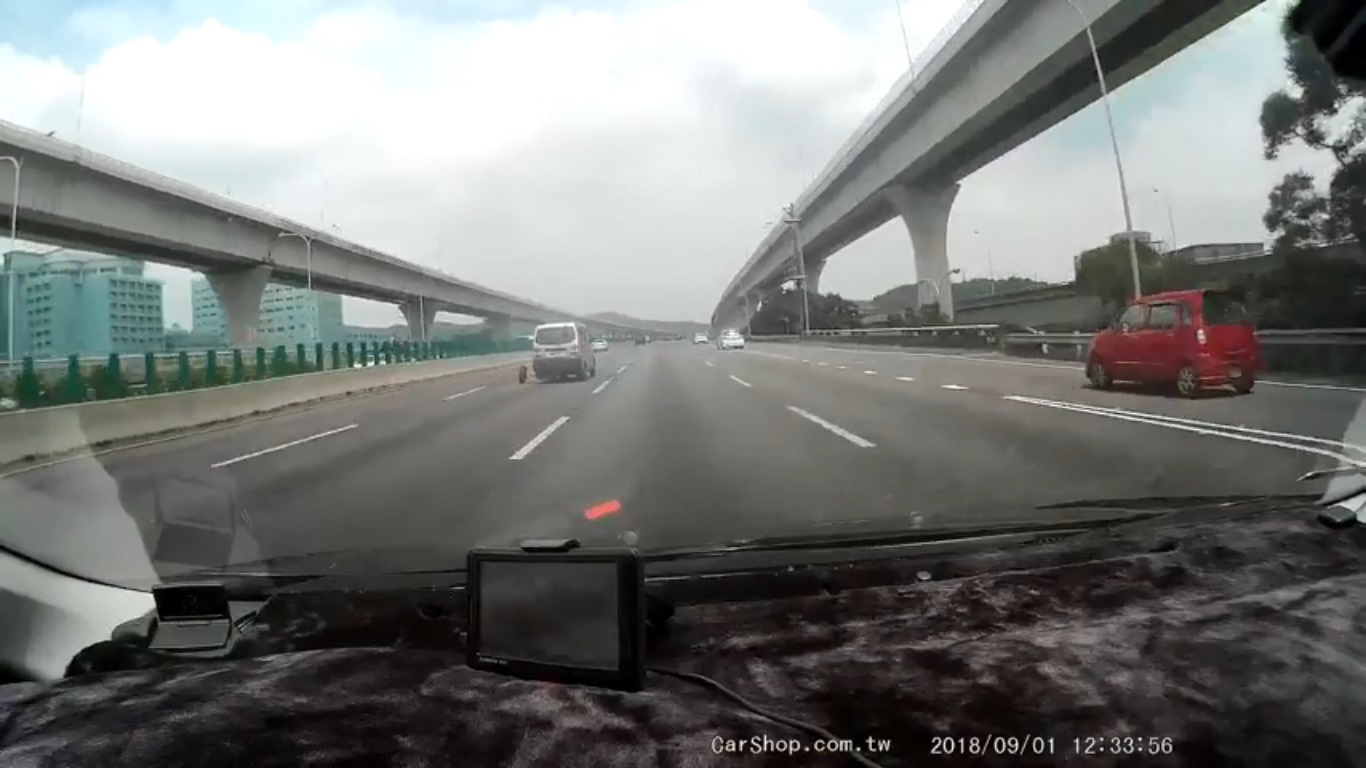 箱型車輪胎滾飛，導致車輛失控。（翻攝畫面）